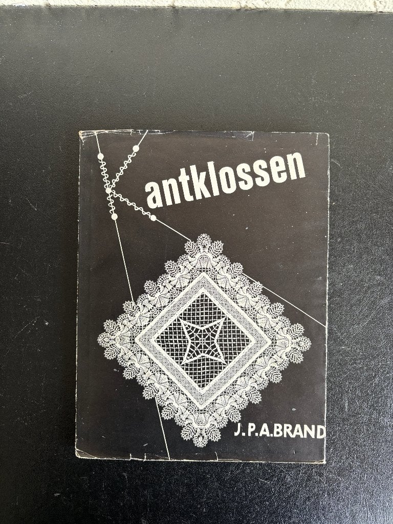 J.P.A. Brandt - Kantklossen - Met patroonvoorbeelden, Ophalen of Verzenden, Gebruikt, Boek of Tijdschrift