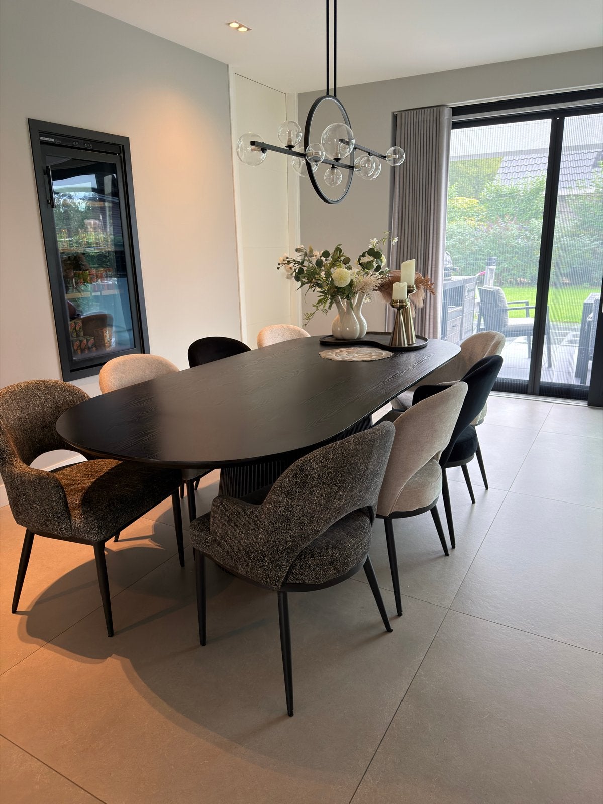Foto 3 van Moderne ovale eettafel met 8 stoelen - Zo goed als nieuw