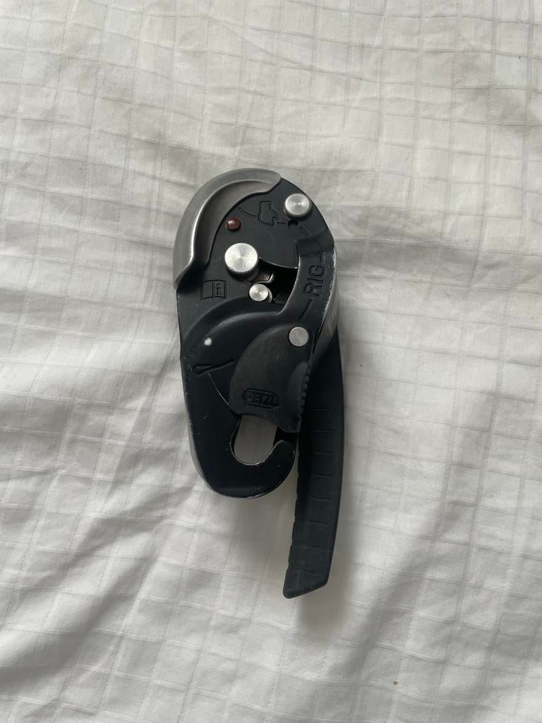 Petzl RIG - Zelfremmend afdaalapparaat, Sport en Fitness, Klimsport, Ophalen, Gebruikt, Klimsport-accessoire