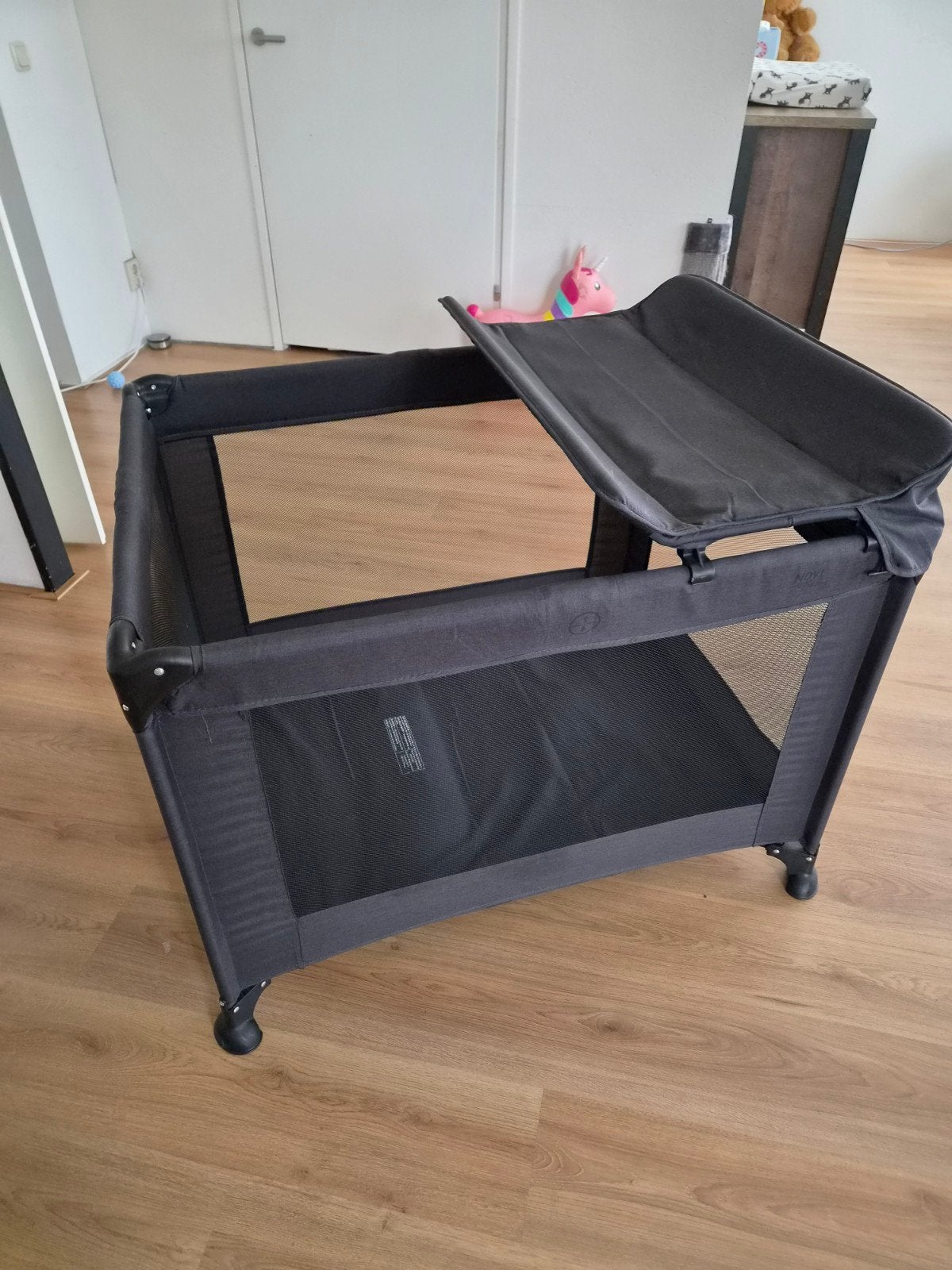 Novi Baby Reiswieg/Box met Verschoontafel - Zwart, Kinderen en Baby's, Boxen, Ophalen of Verzenden, Zo goed als nieuw, Vierkant
