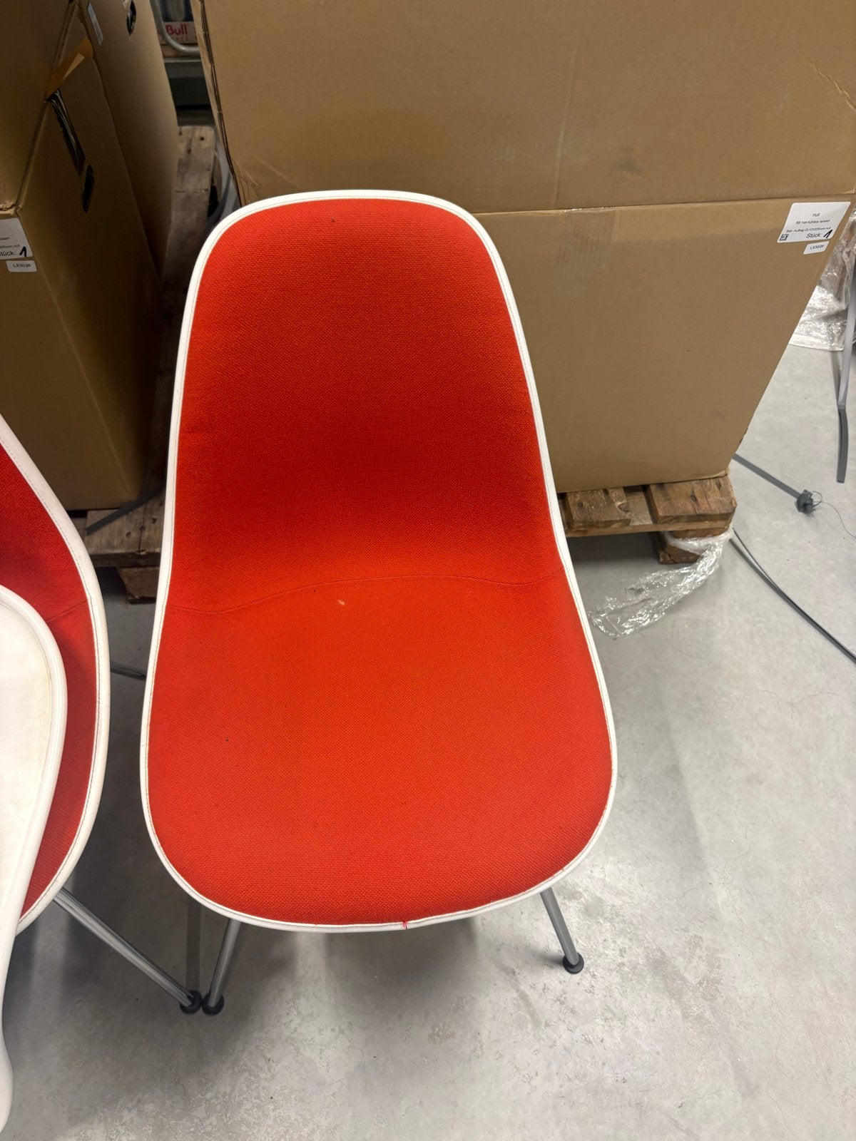 11x Vitra eames DSr stoel met rode stoffen bekleding, Huis en Inrichting, Stoelen, Gebruikt, Design, Ophalen of Verzenden, Stof