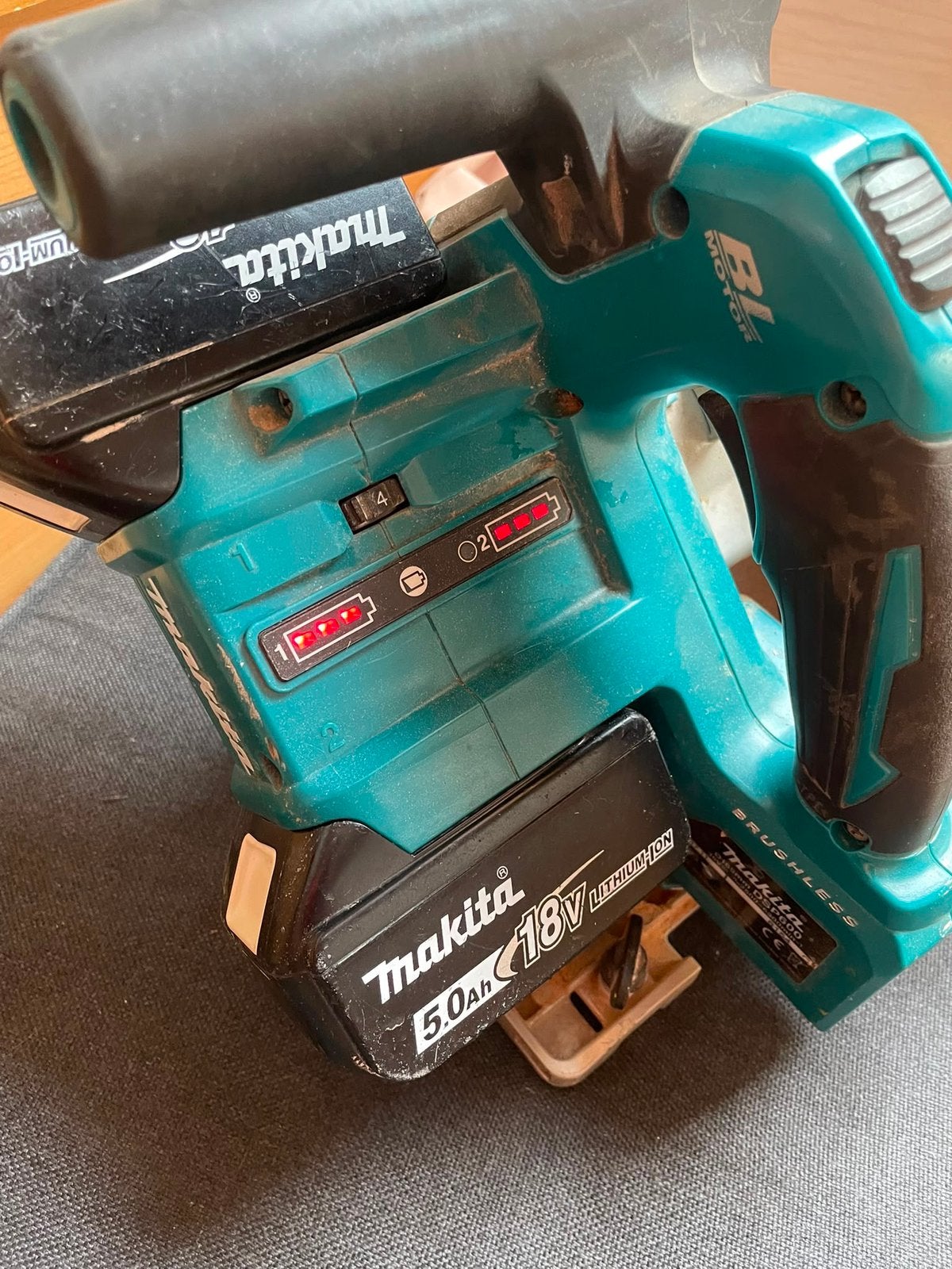 Makita DSP600 36V Brushless invalzaag + 2 accu’s, Ophalen, Zo goed als nieuw, Boor- en Schroefmachine