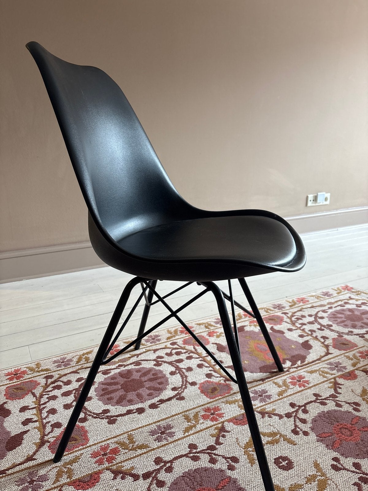 Foto 3 van Zwarte Eames DSW stoel met zwart onderstel