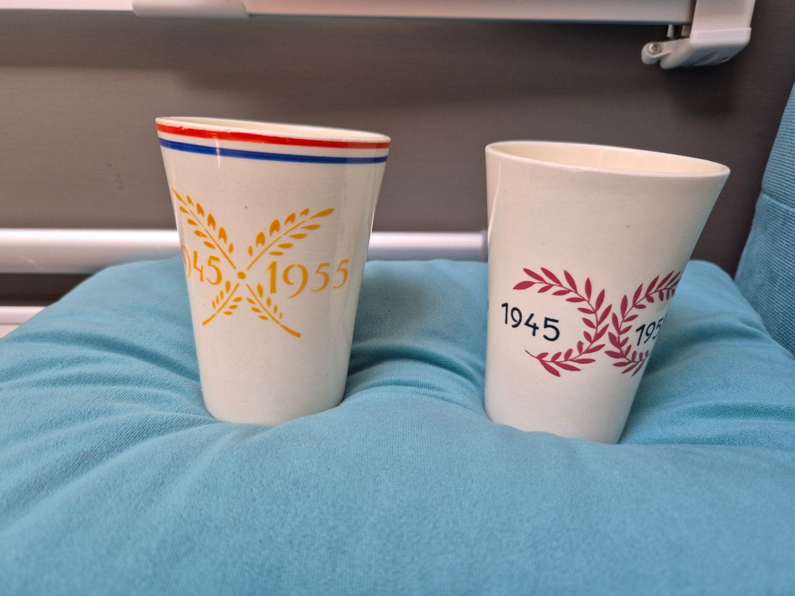2 bekers 10 jaar bevrijding Societe ceramique, Antiek en Kunst, Ophalen of Verzenden