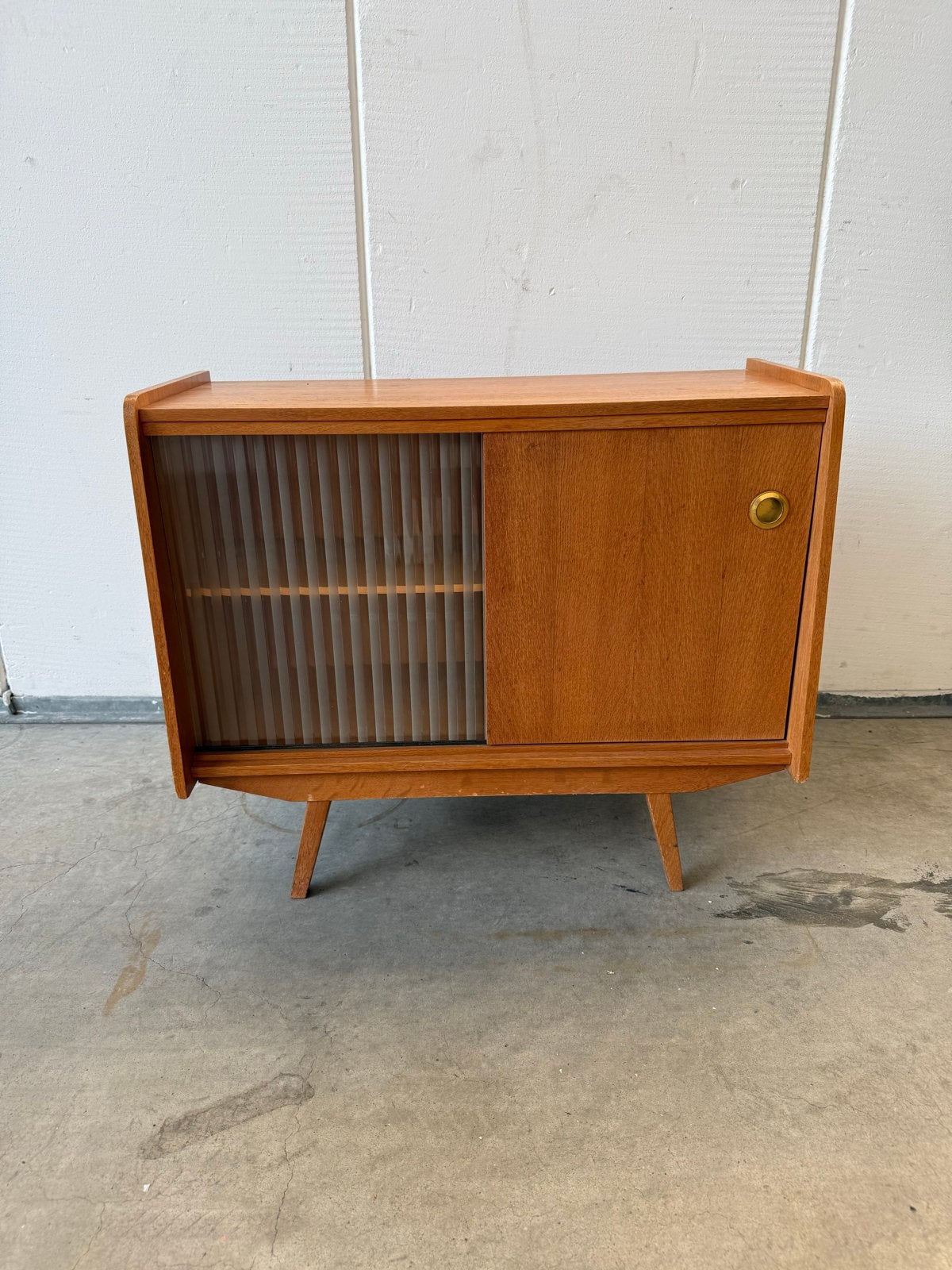 Vintage dressoir met schuifdeuren en glazen element, Ophalen, Gebruikt, 50 tot 100 cm, 25 tot 50 cm