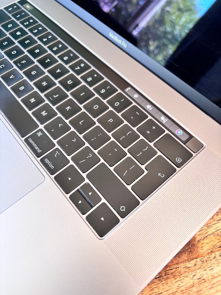 Foto 3 van MacBook Pro 15" (2018) – 2.2 GHz 6-Core i7 / 16GB / 1TB SSD