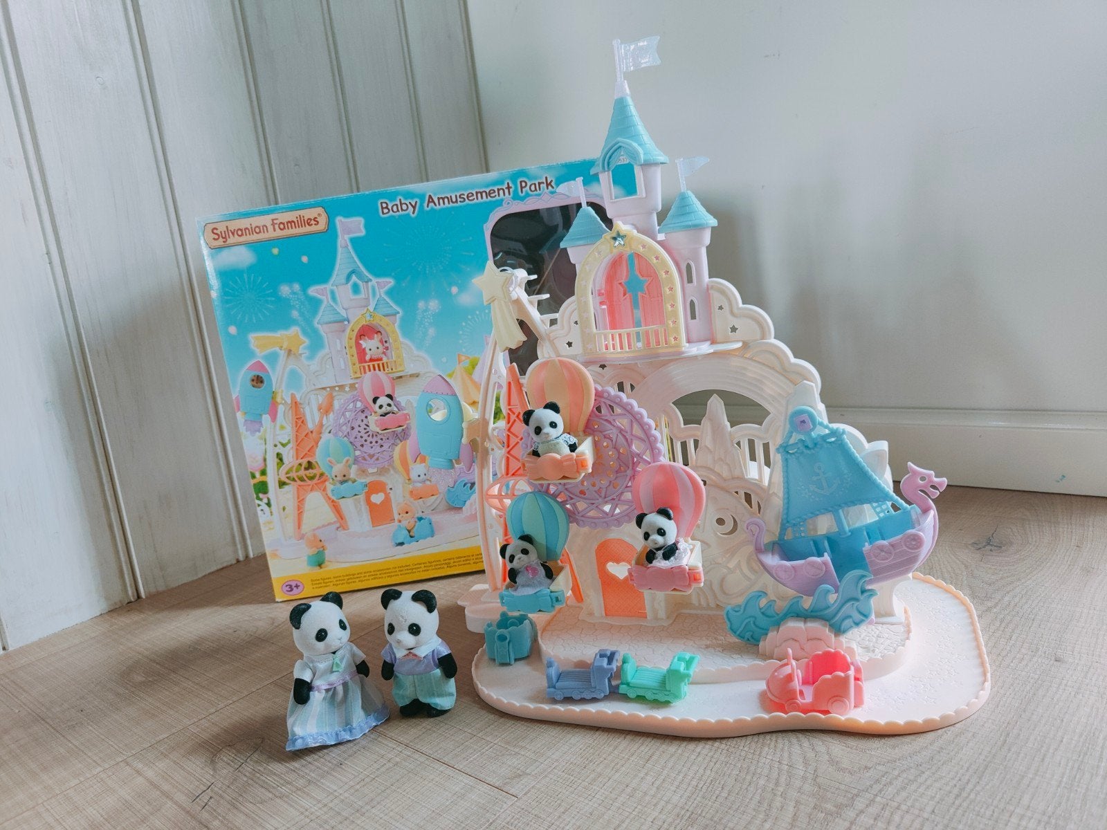 Sylvanian Familie pretpark incl doos en Panda familie 5537, Ophalen of Verzenden, Zo goed als nieuw, Poppenhuis