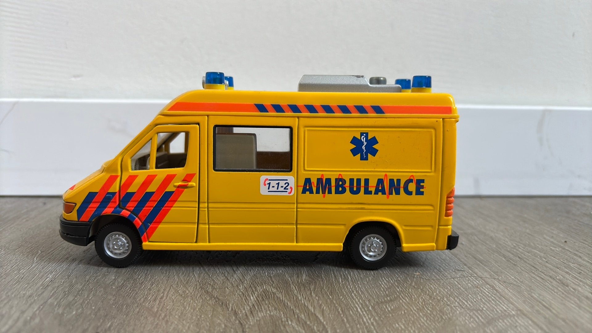 Mercedes Benz Sprinter ambulance, Hobby en Vrije tijd, Modelauto's | 1:32, Ophalen of Verzenden, Zo goed als nieuw, Auto, Overige merken
