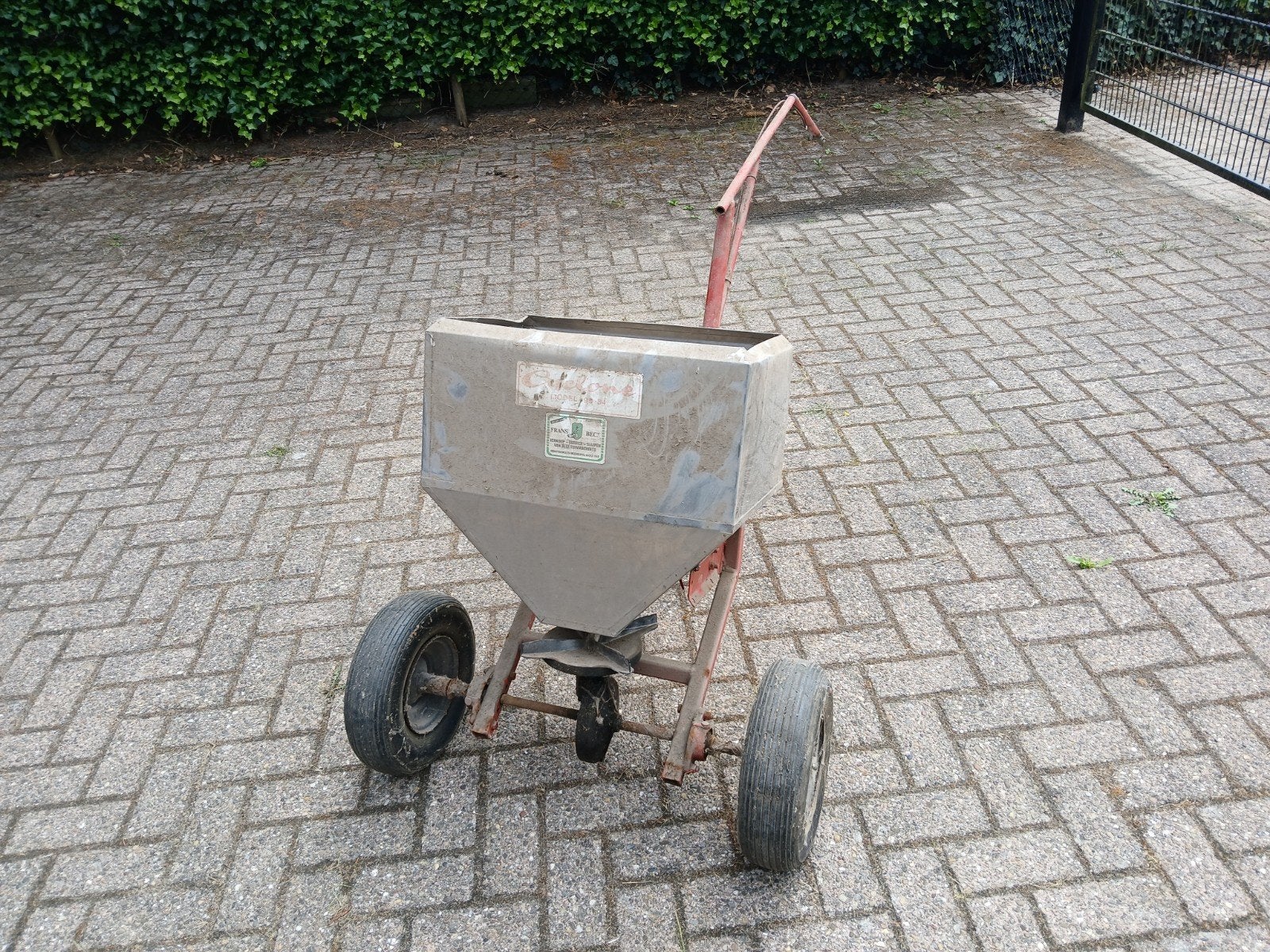 Cyclone Model 99-84 Strooier - Frans Becx Tuinmachines, Ophalen, Gebruikt