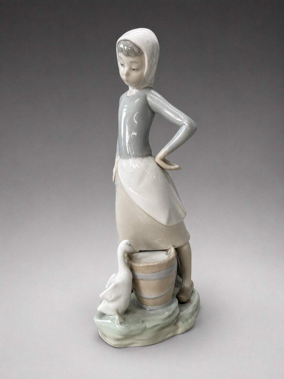 Lladró Girl with Milk Pail 4682 – Retired – Porselein, Verzamelen, Beelden en Beeldjes, Ophalen of Verzenden, Zo goed als nieuw