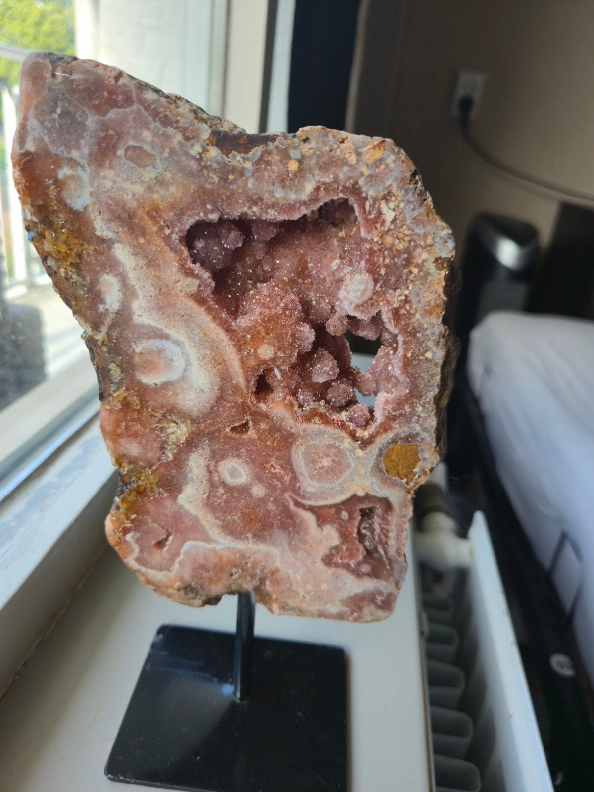 Roze Amethist / Chalcedoon Druzy op Standaard - 1319g, Ophalen of Verzenden, Mineraal