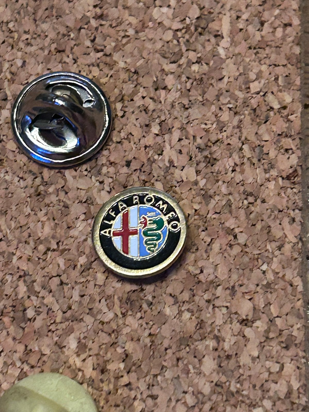 Alfa Romeo Pin Badge - Klassiek Auto Logo Speldje, Ophalen of Verzenden, Zo goed als nieuw, Transport, Speldje of Pin