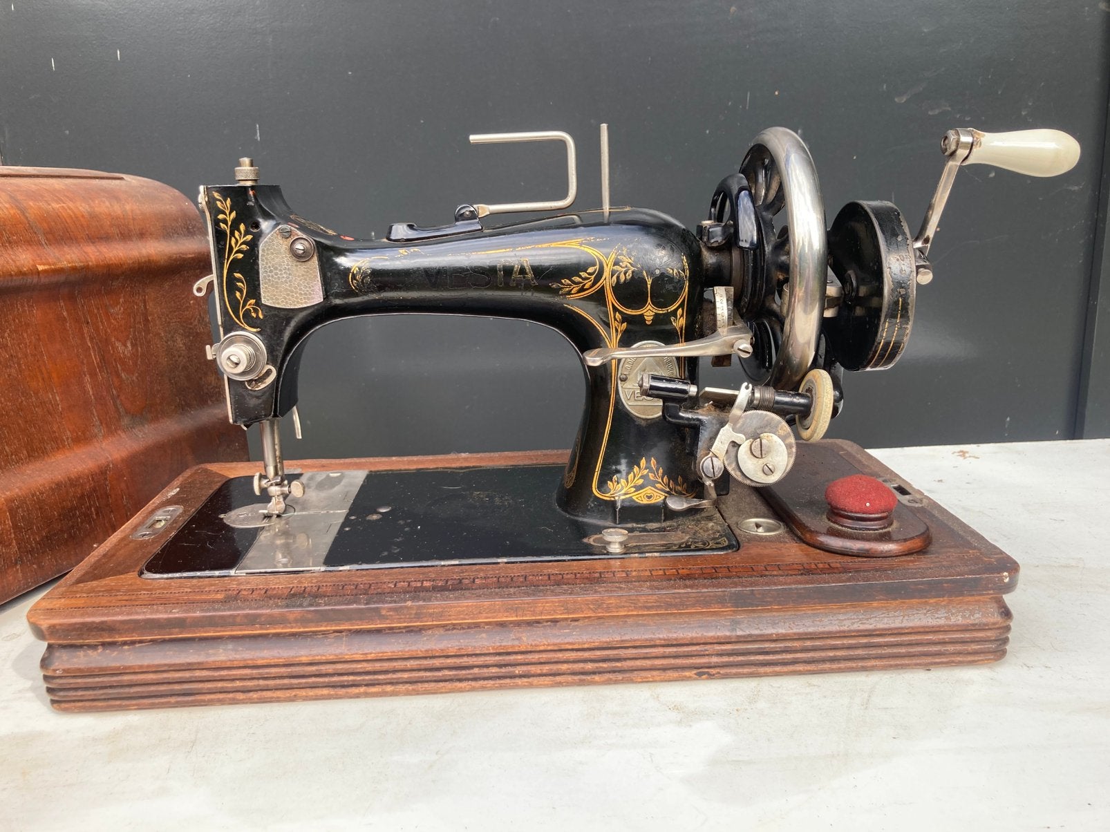 Antieke naaimachine Vesta, Ophalen