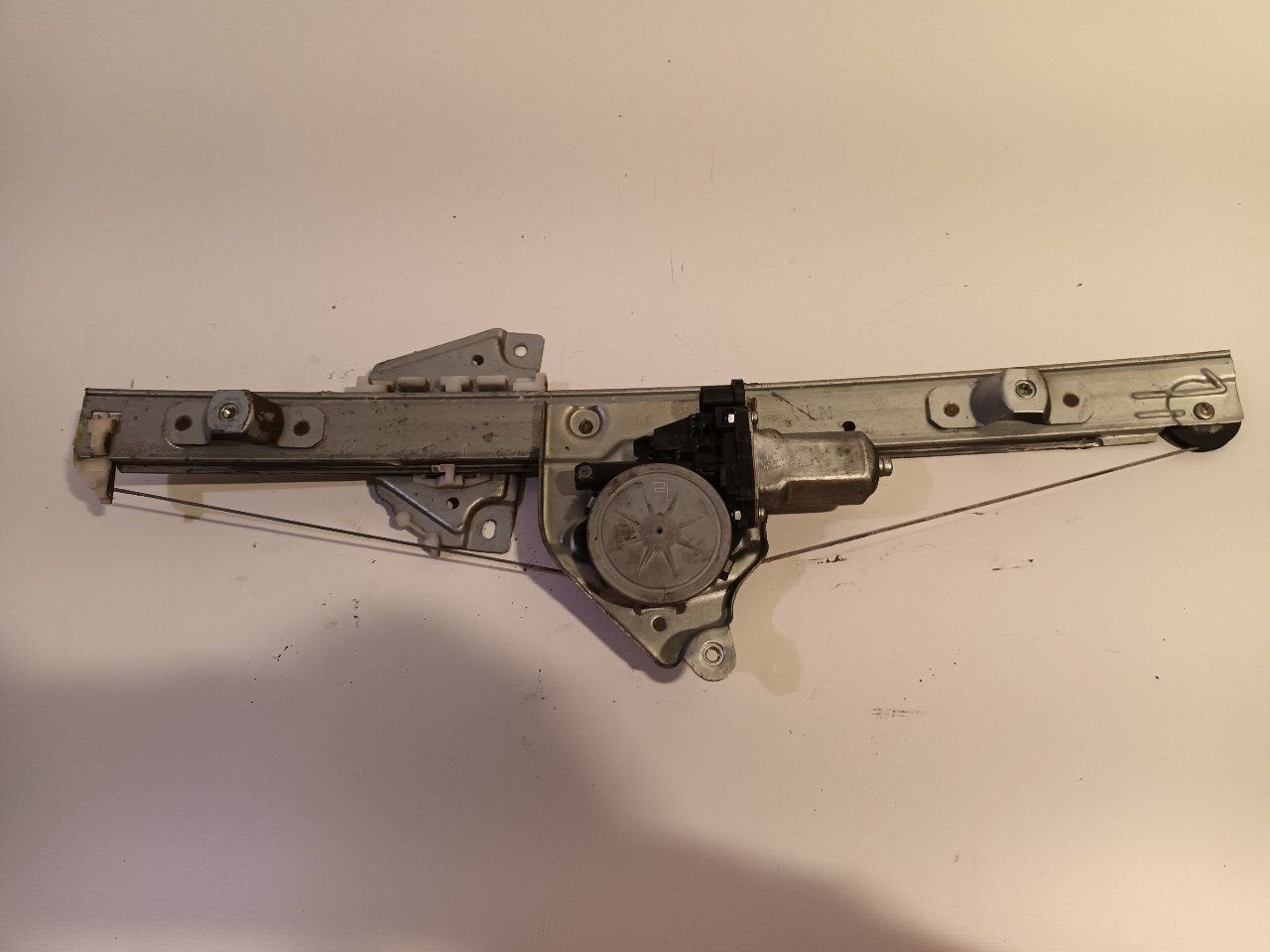Raammechaniek elektrisch links achter Suzuki Grand Vitara, Onderdelen@venauto.nl, Van der Ven Autorecycling B.V., Gebruikt, Ettenseweg 76, 4706 PB Roosendaal, The Netherlands