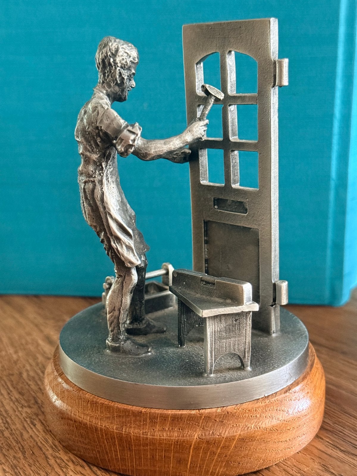 Tinnen beeldje van timmerman aan het werk - 18 cm hoog, Ophalen of Verzenden