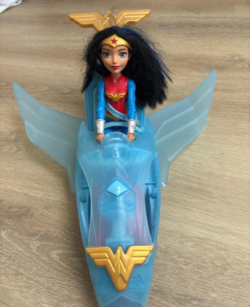 Wonder Woman pop met voertuig, Ophalen of Verzenden, Zo goed als nieuw, Barbie