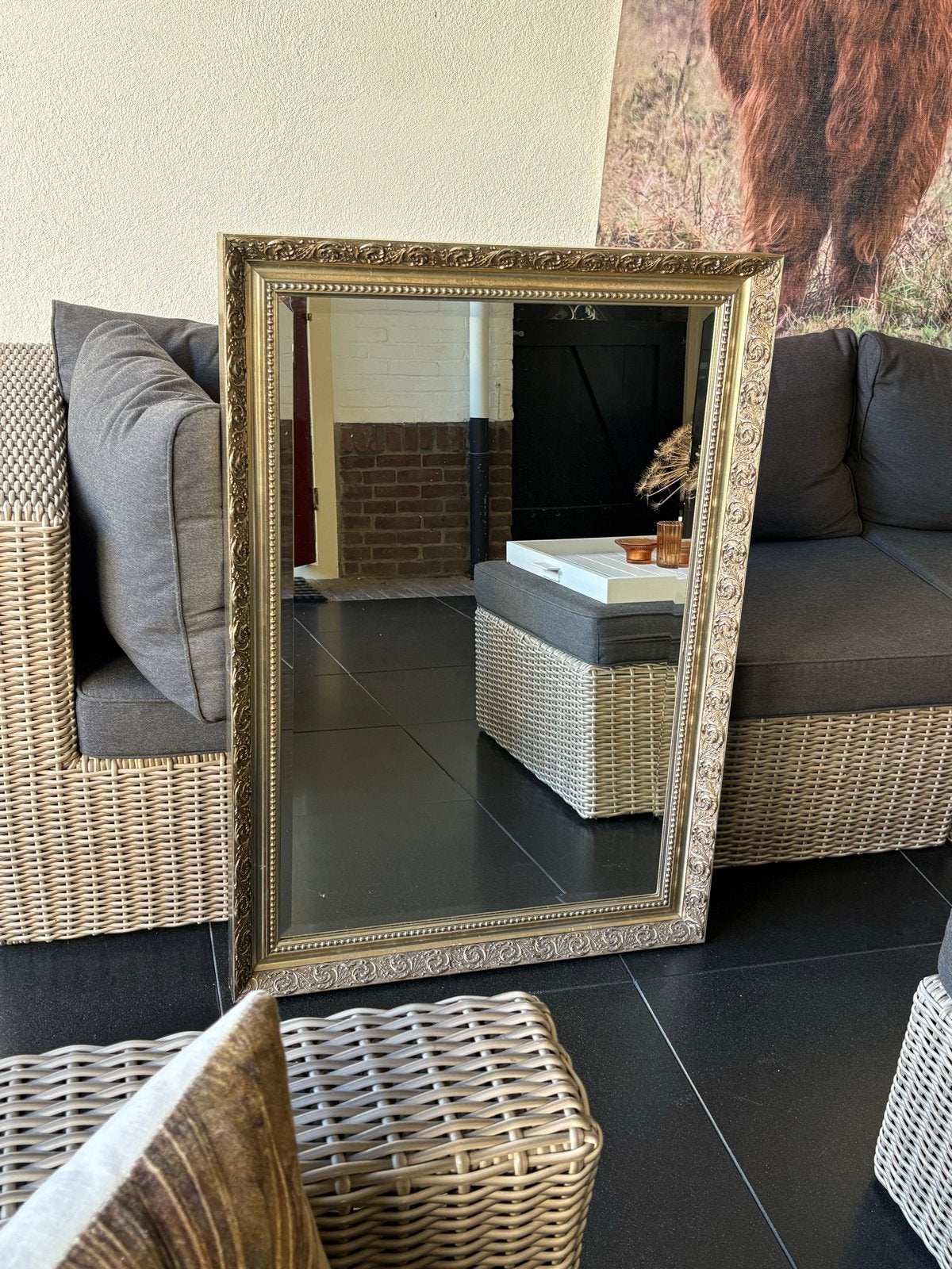 Goud bronzen spiegel met sierlijke lijst, Ophalen, Rechthoekig, 50 tot 100 cm, 100 tot 150 cm