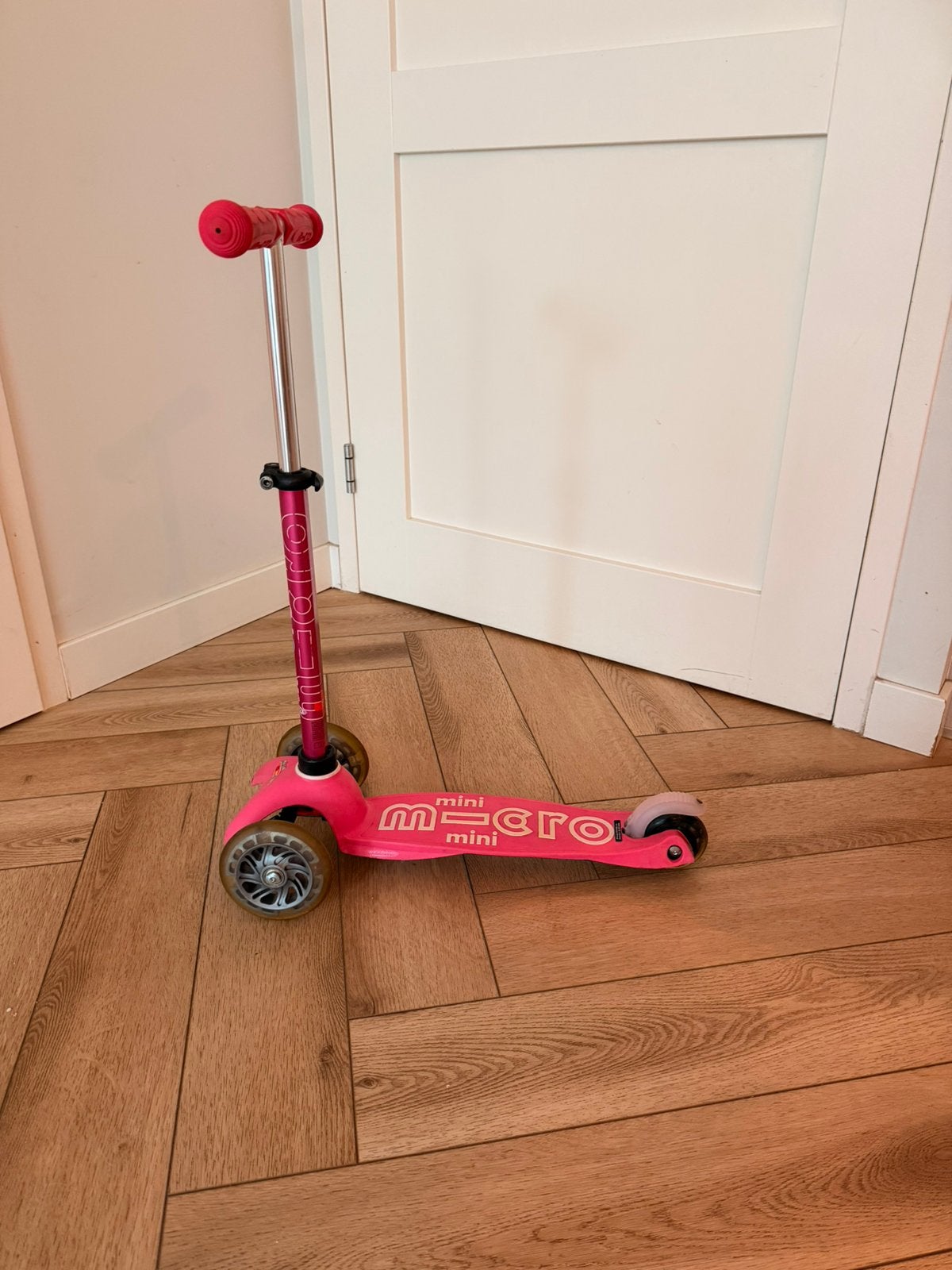 Mini micro step roze, ledverlichting in de wieltjes, Ophalen of Verzenden, Zo goed als nieuw, Gewone step