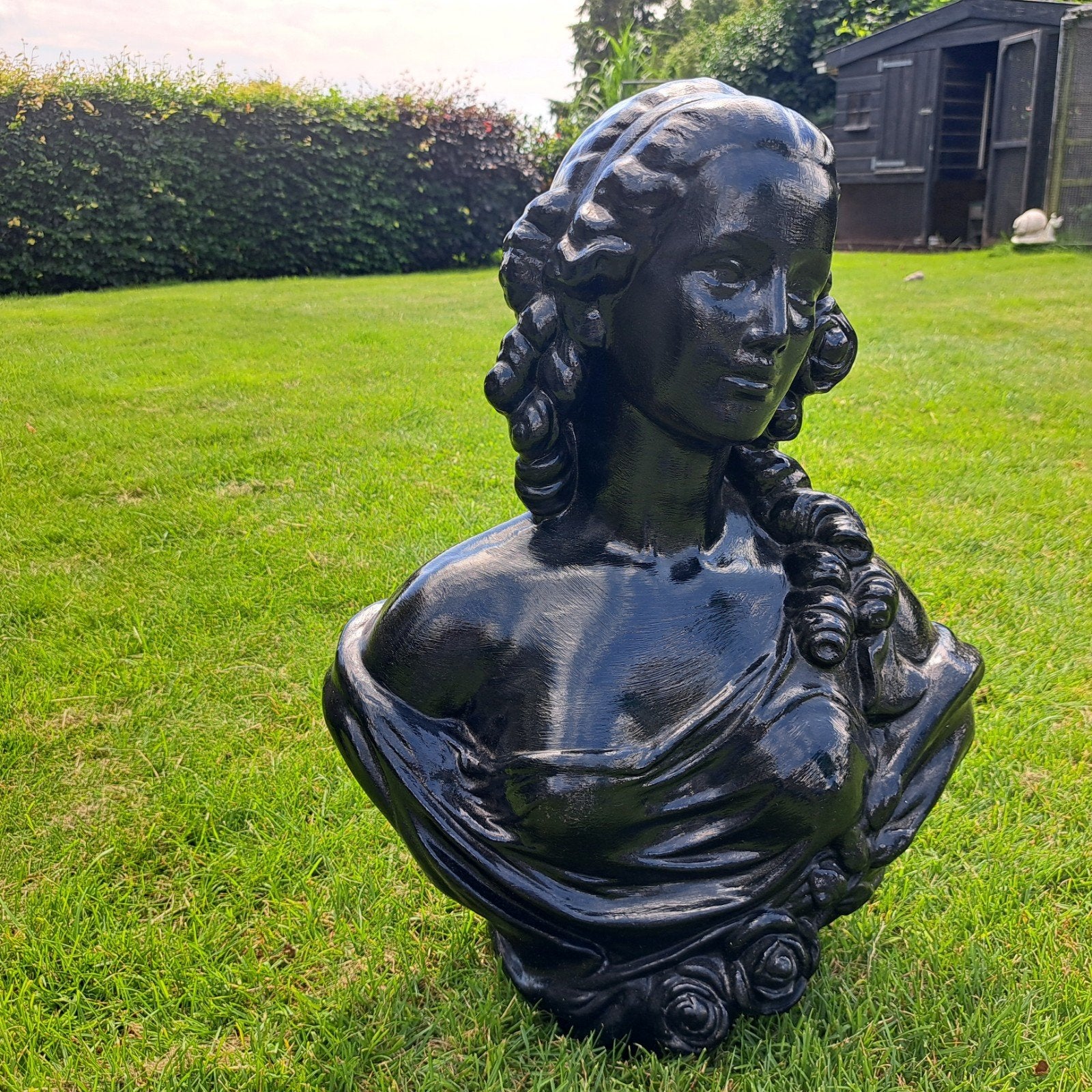 Zwart stenen vrouwenhoofd met buste op sokkel, Ophalen, Steen