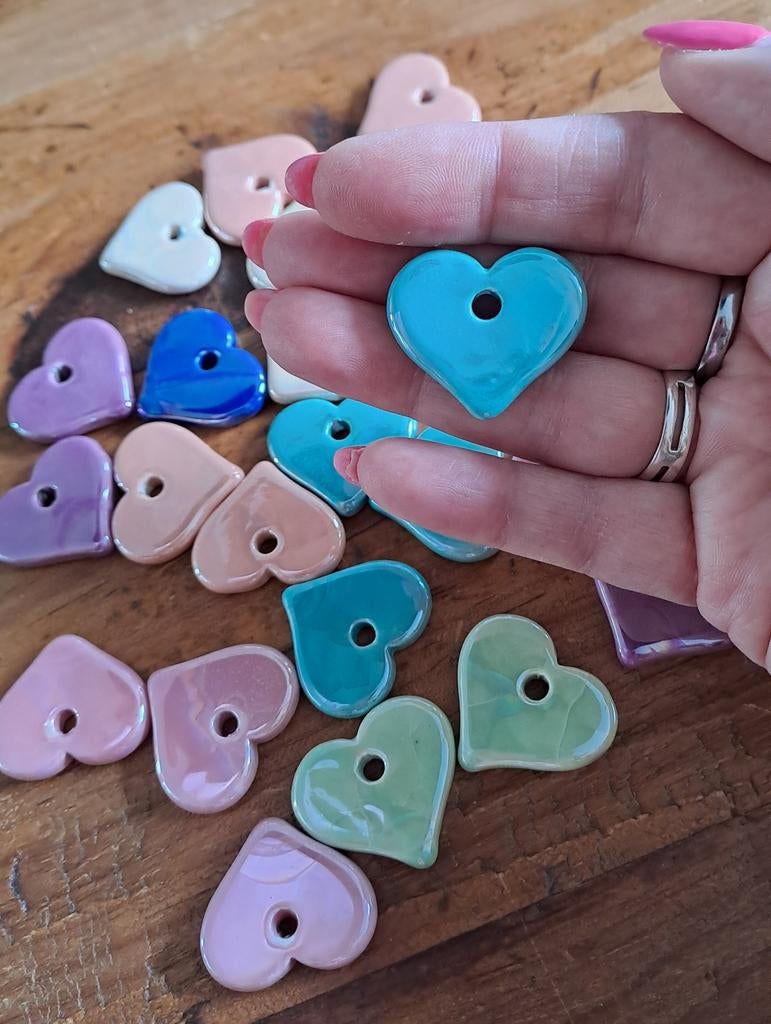 24 Keramiek Hart Hangers 28x31mm, Hobby en Vrije tijd, Ophalen, Nieuw, Hanger