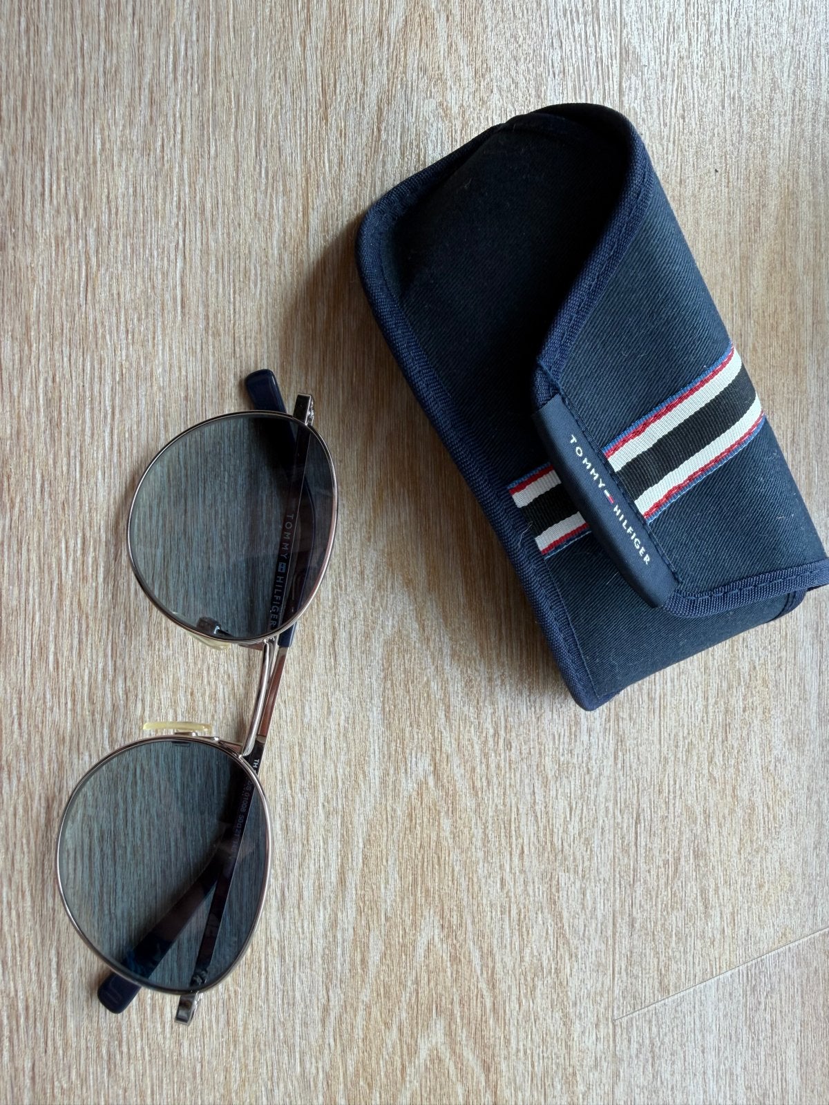 Tommy Hilfiger vintage zonnebril met etui, Overige merken, Zonnebril, Ophalen of Verzenden, Zo goed als nieuw