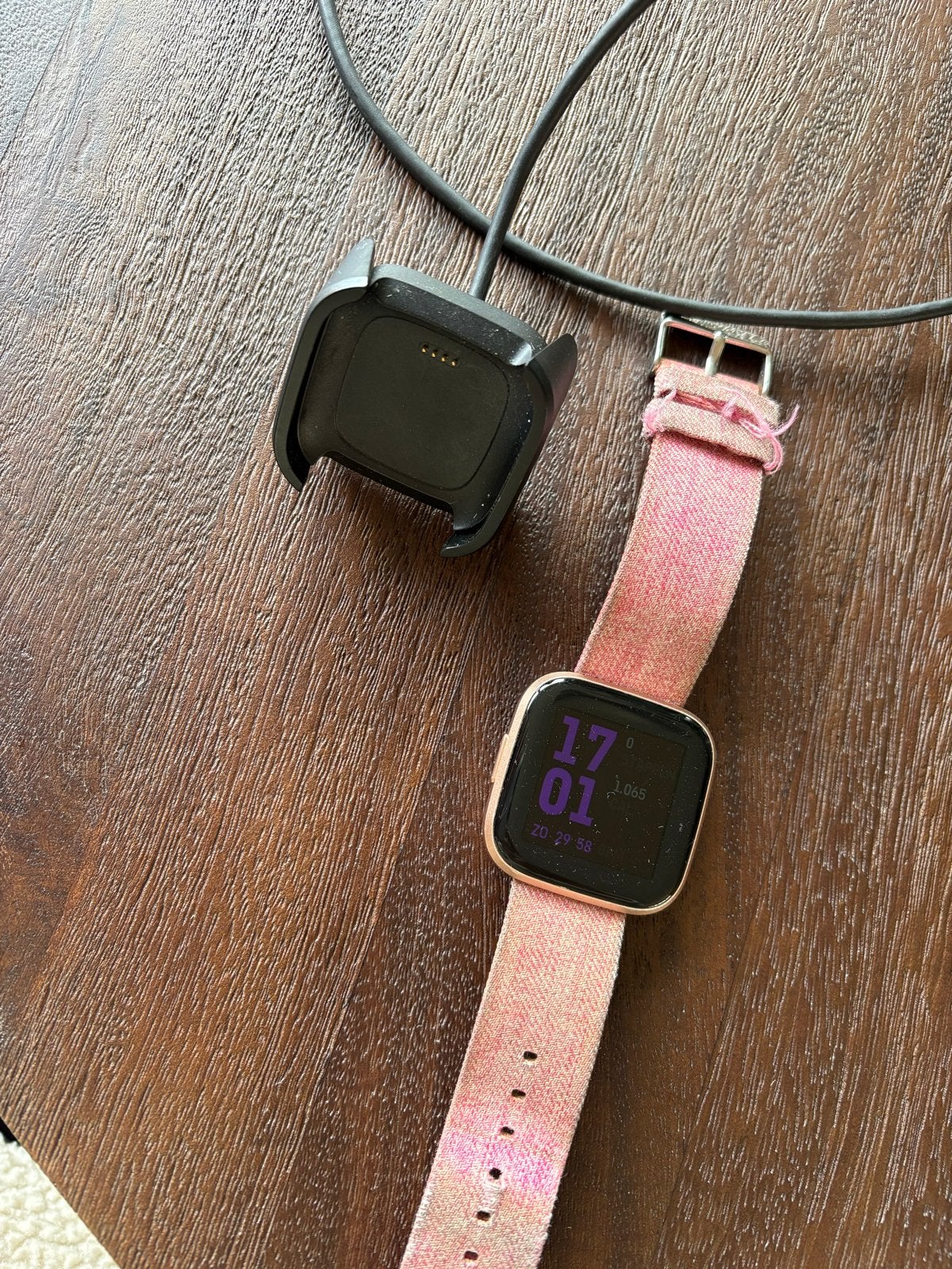Fitbit Versa 2 met roze bandje en oplader, Ophalen of Verzenden, Gebruikt, Roze, IOS