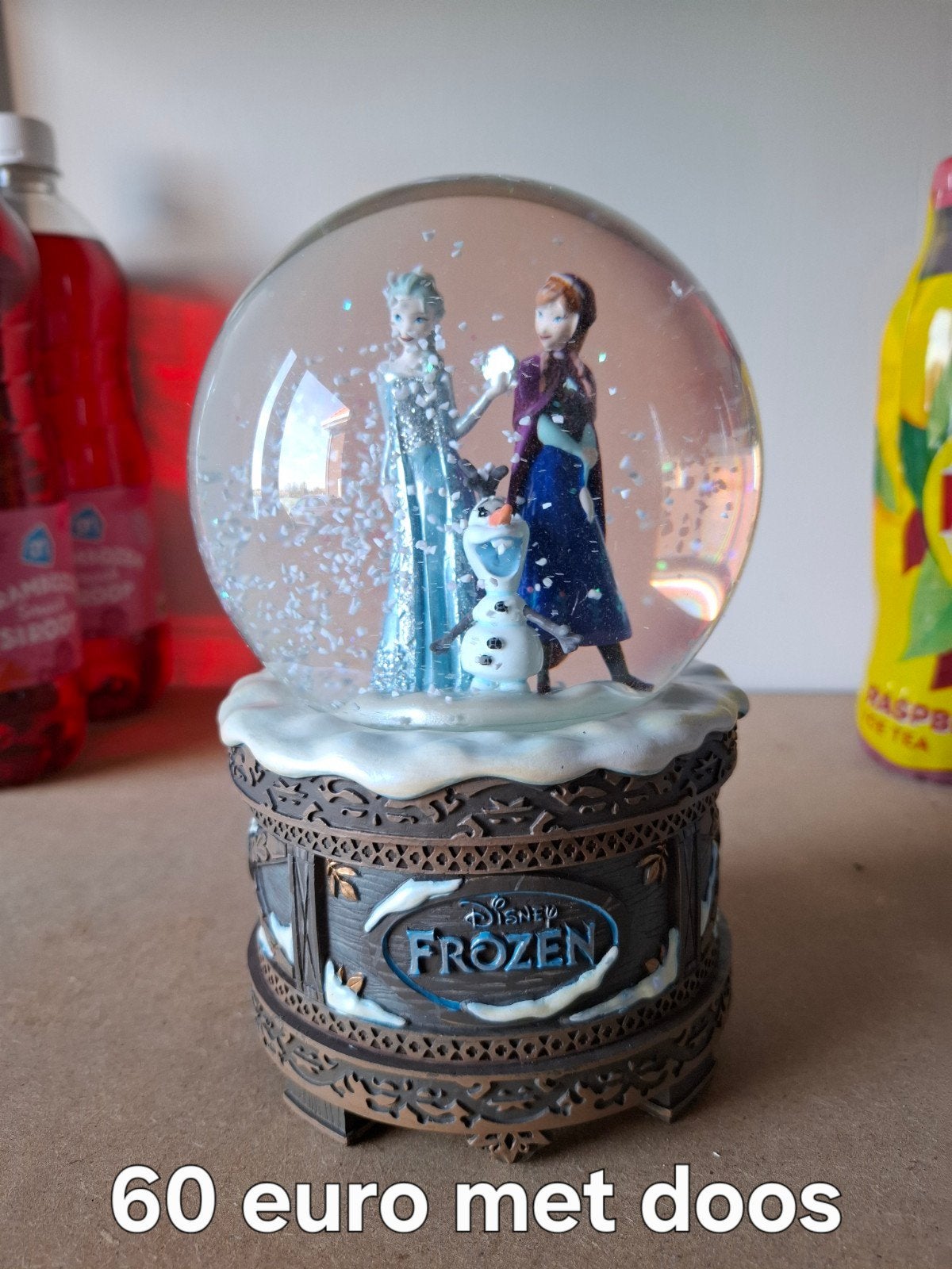 disney snowglobe met doos frozen, Verzamelen, Disney, Ophalen, Overige figuren, Zo goed als nieuw, Beeldje of Figuurtje