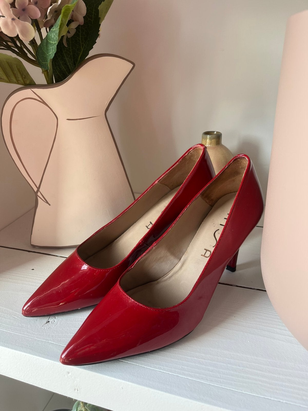 Unisa rood lakeren pumps maat 38 zo goed als nieuw, Kleding | Dames, Ophalen of Verzenden, Zo goed als nieuw, Rood