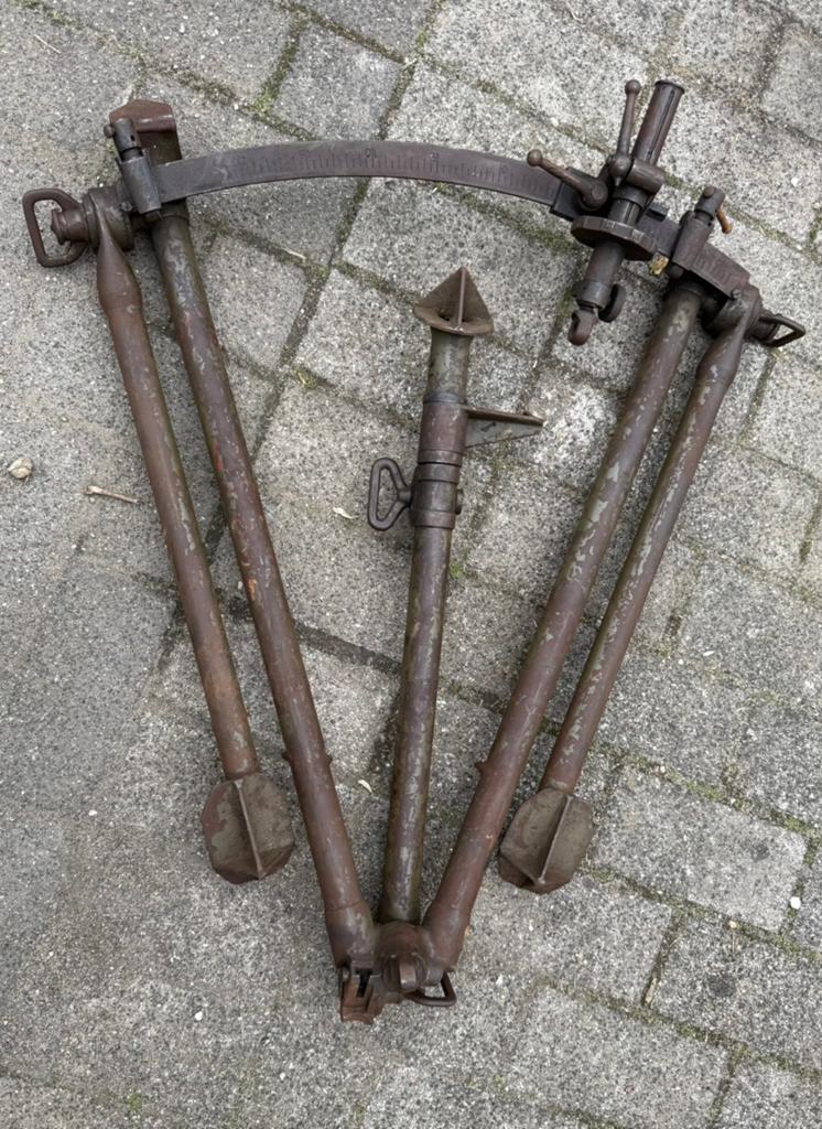 Engelse Brengun Afuit  (Driepoot ) Orginelen kleur WW2, Verzenden, Engeland