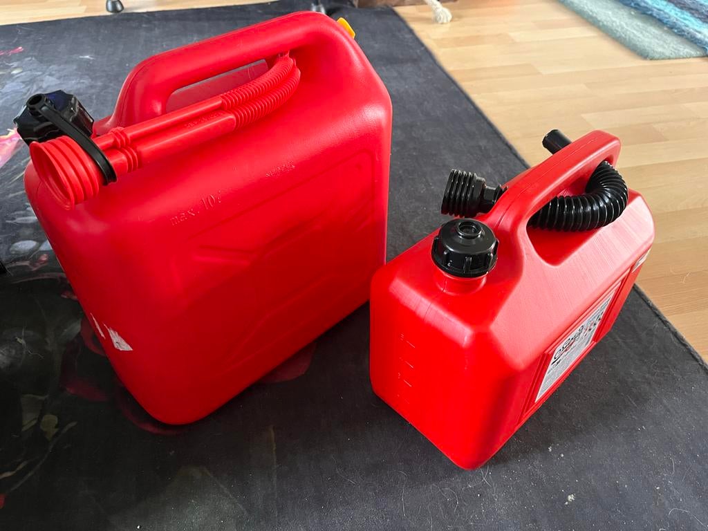 Twee rode jerrycans, 5L en 10L, Ophalen, Gebruikt, Universele onderdelen