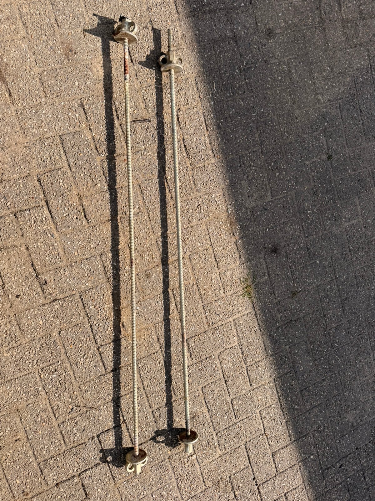 2x 1.55m bekistingsankers , spanstaven voor bekisting, Ophalen, Gebruikt
