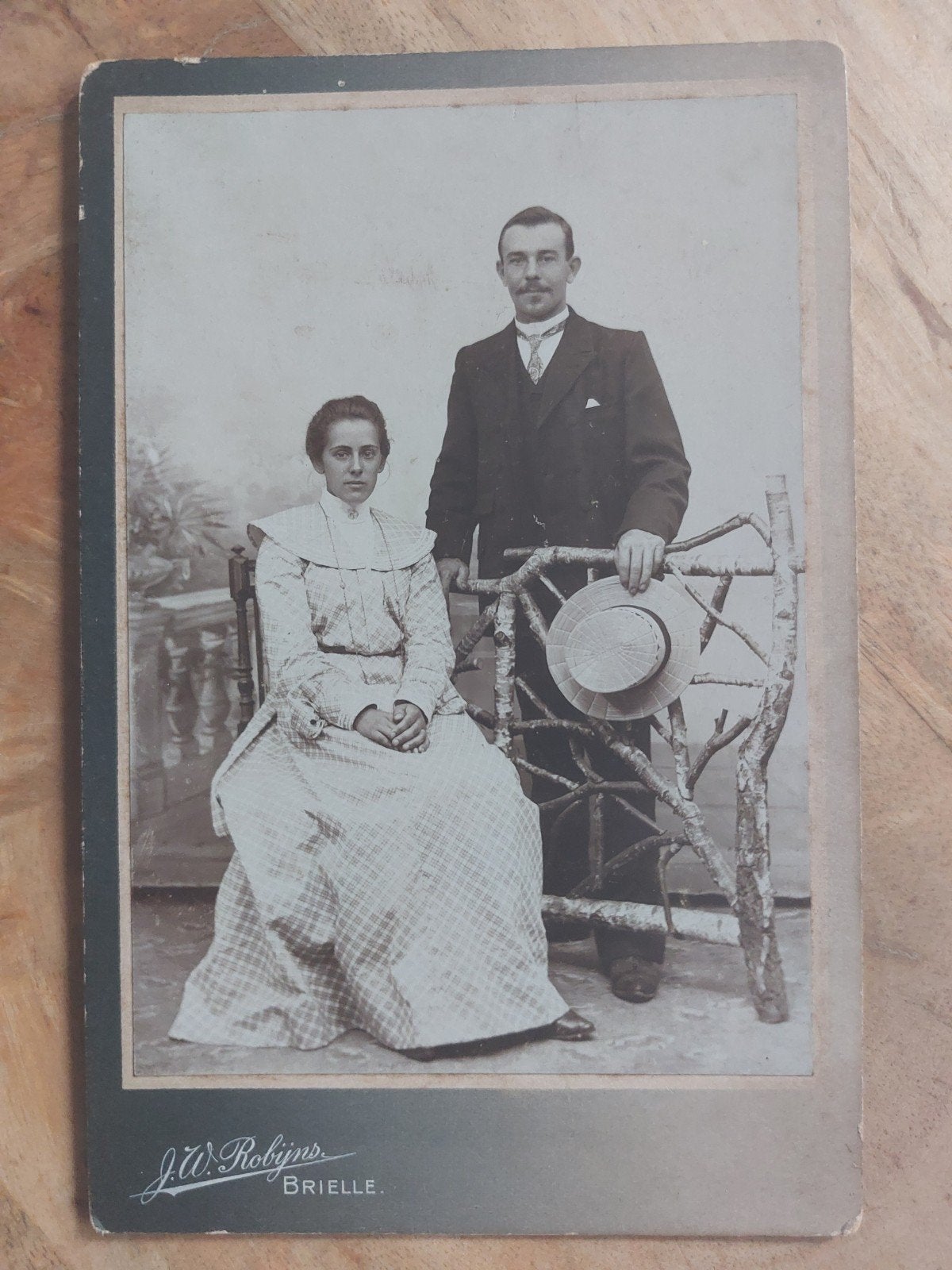 Kabinetfoto J.W. Robijns Brielle  1904, Gebruikt, Foto, Ophalen of Verzenden, Voor 1940