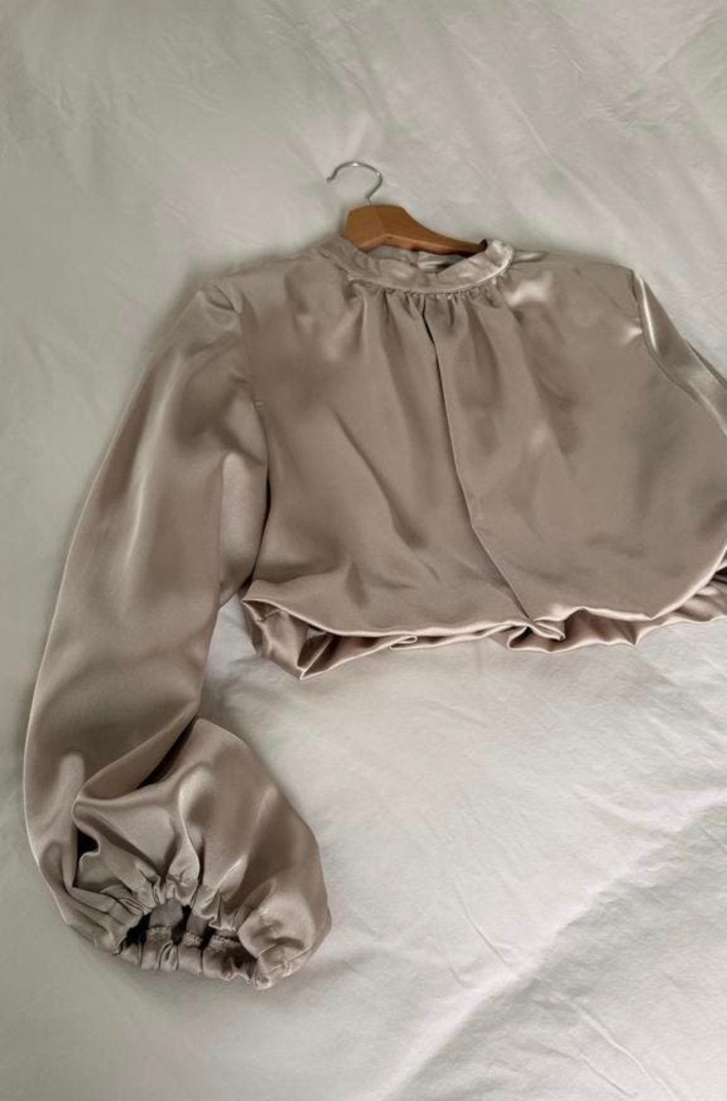 Champagne Satijnen Cropped Top met Ballonmouw, Kleding | Dames, Tops, Maat 38/40 (M), Beige, Nieuw, Ophalen of Verzenden