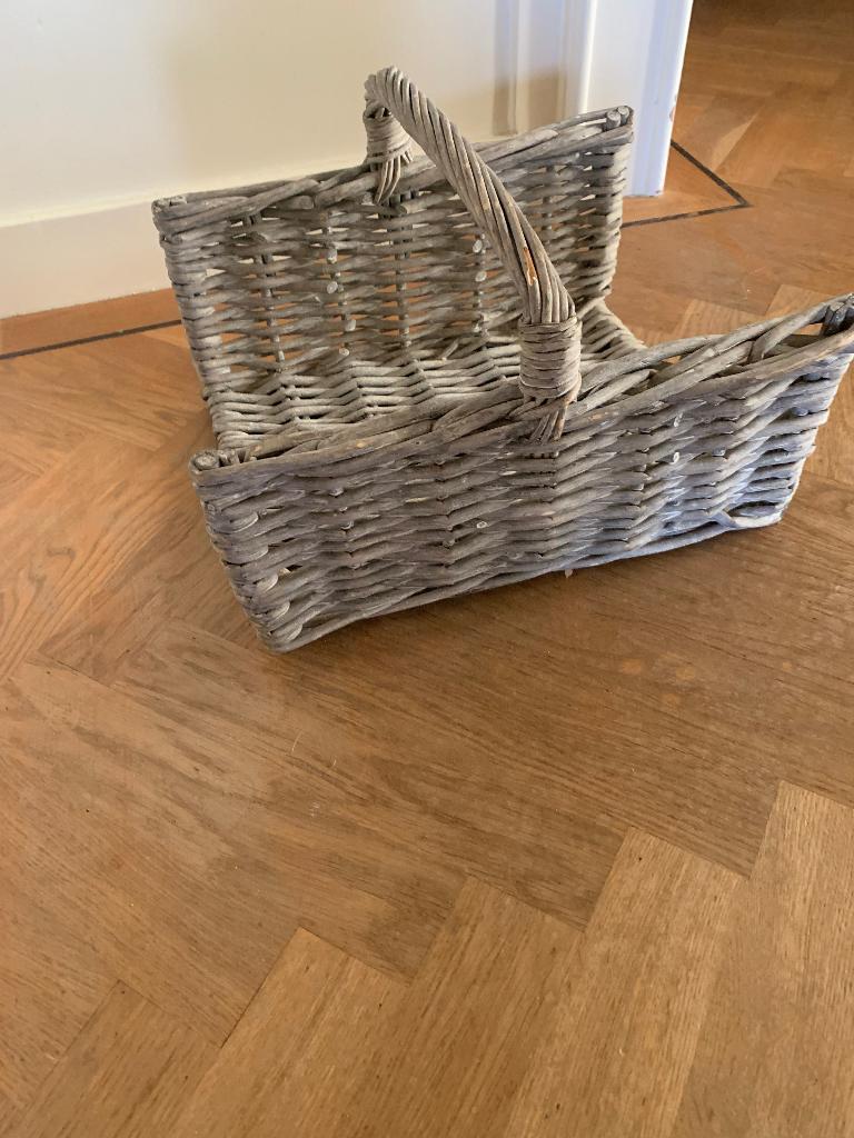 Rotan vergrijsde lectuurmand, Huis en Inrichting, Woonaccessoires | Krantenbakken en Lectuurbakken, Ophalen, Zo goed als nieuw