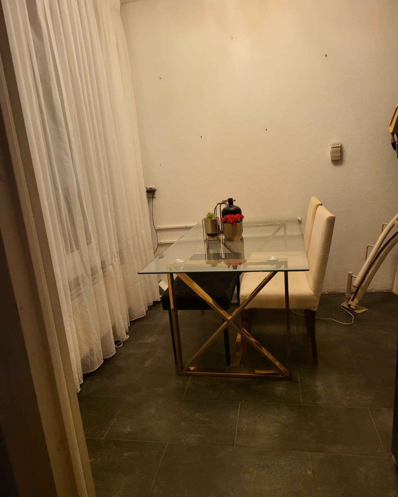 Glazen eettafel met gouden onderstel met 2 stoelen, 100 tot 150 cm, Modern, elegant, Zo goed als nieuw, Glas