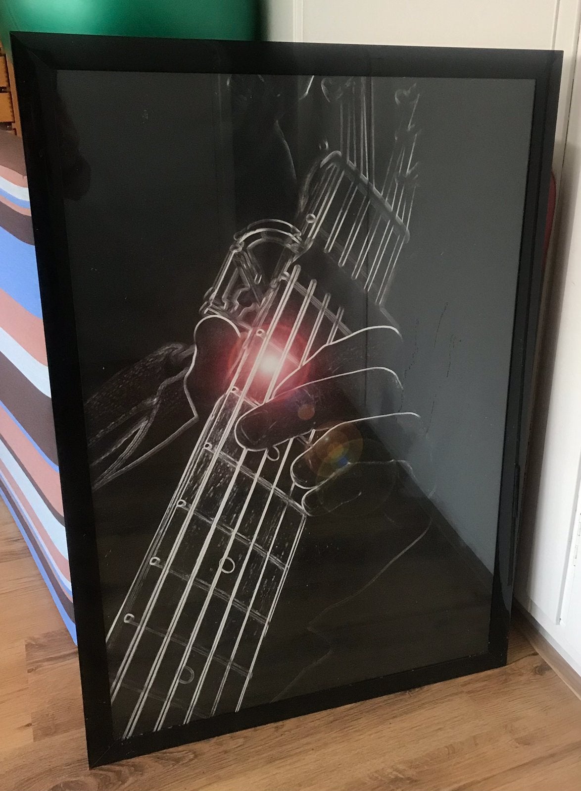 Poster (foto) gitaar + hand in lijst 80 x 55 - zwart- muziek, Ophalen, Gebruikt, Oorspronkelijke maker, Foto of Poster