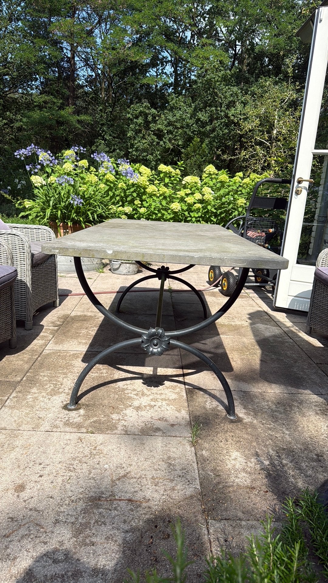 Robuste smeedijzeren  tuintafel met stenen blad, Tuin en Terras, Ophalen of Verzenden, Gebruikt, Rechthoekig