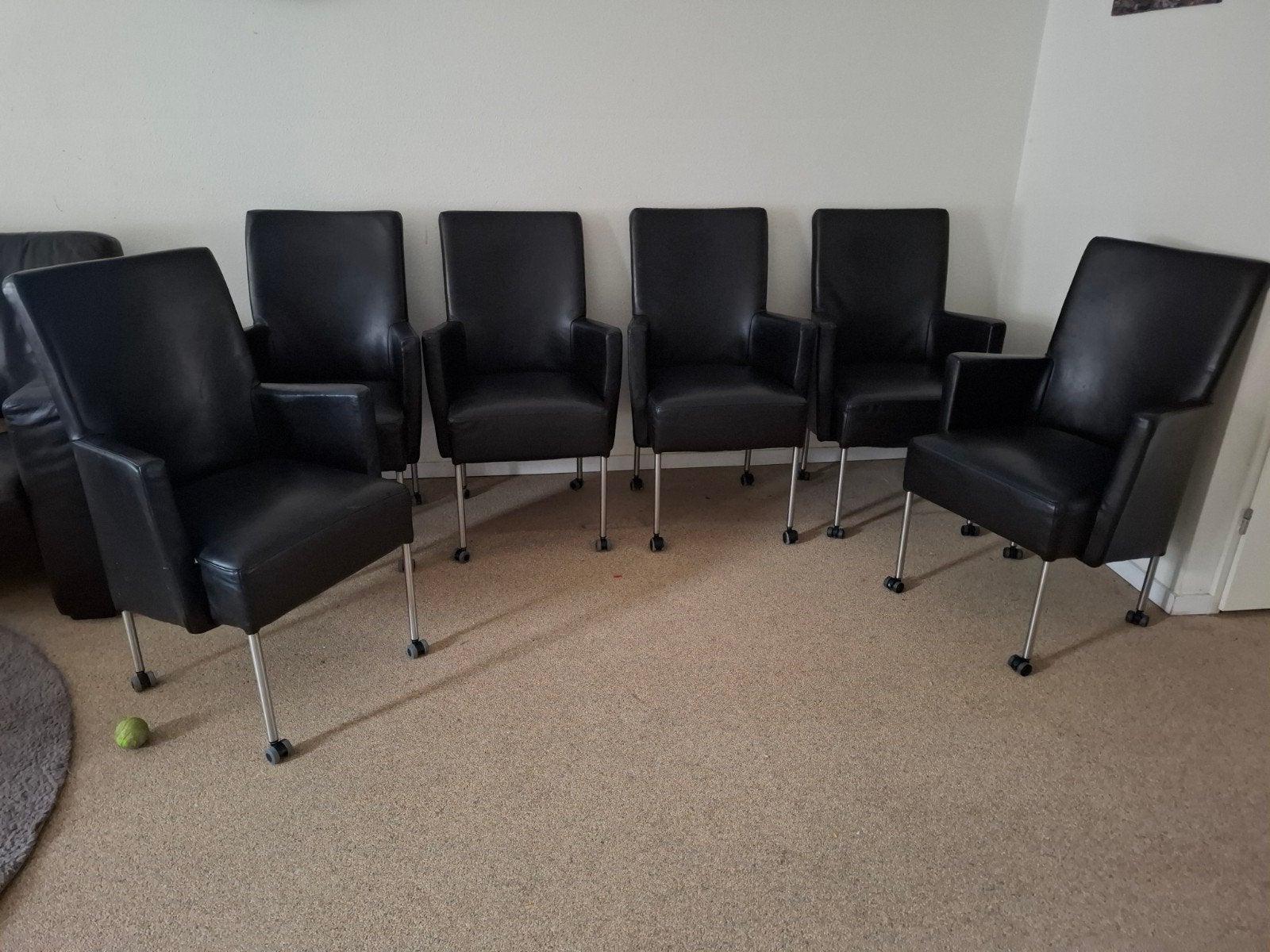 Zwarte leren eetkamerstoelen met wieltjes, Ophalen, Modern met wieltjes, Gebruikt, Zwart
