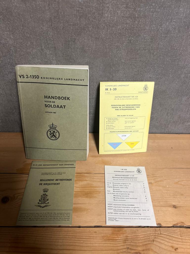 Vintage 1980 handboek militaire landmacht, Ophalen of Verzenden, Landmacht, Nederland, Boek of Tijdschrift