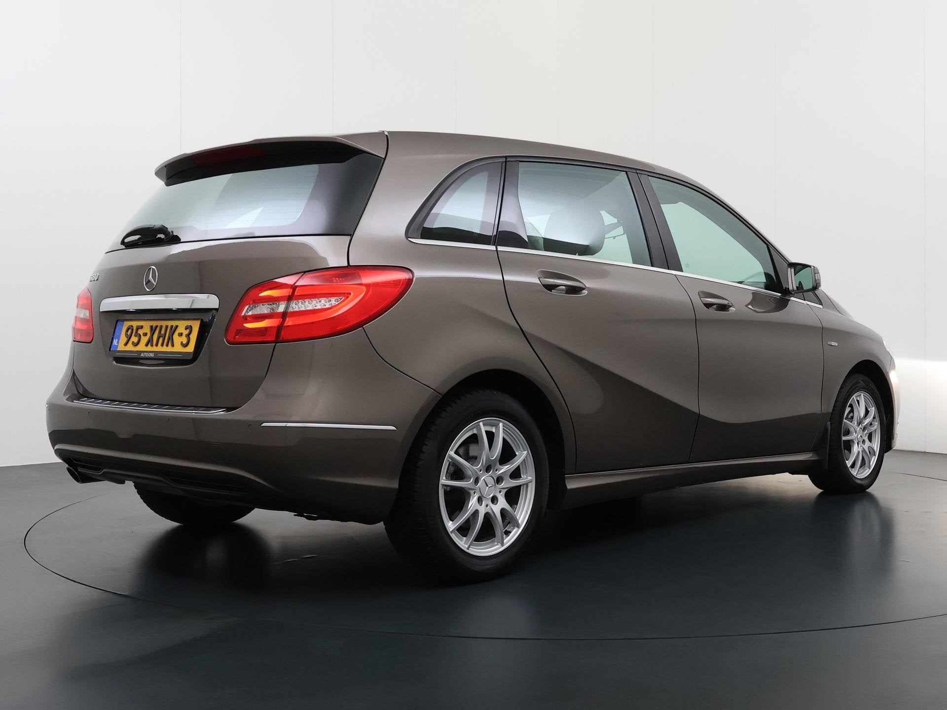 Mercedes-Benz B-klasse 180 Ambition Navigatie | Cruise | Tre, Gebruikt, 4 cilinders, 122 pk, Zilver of Grijs