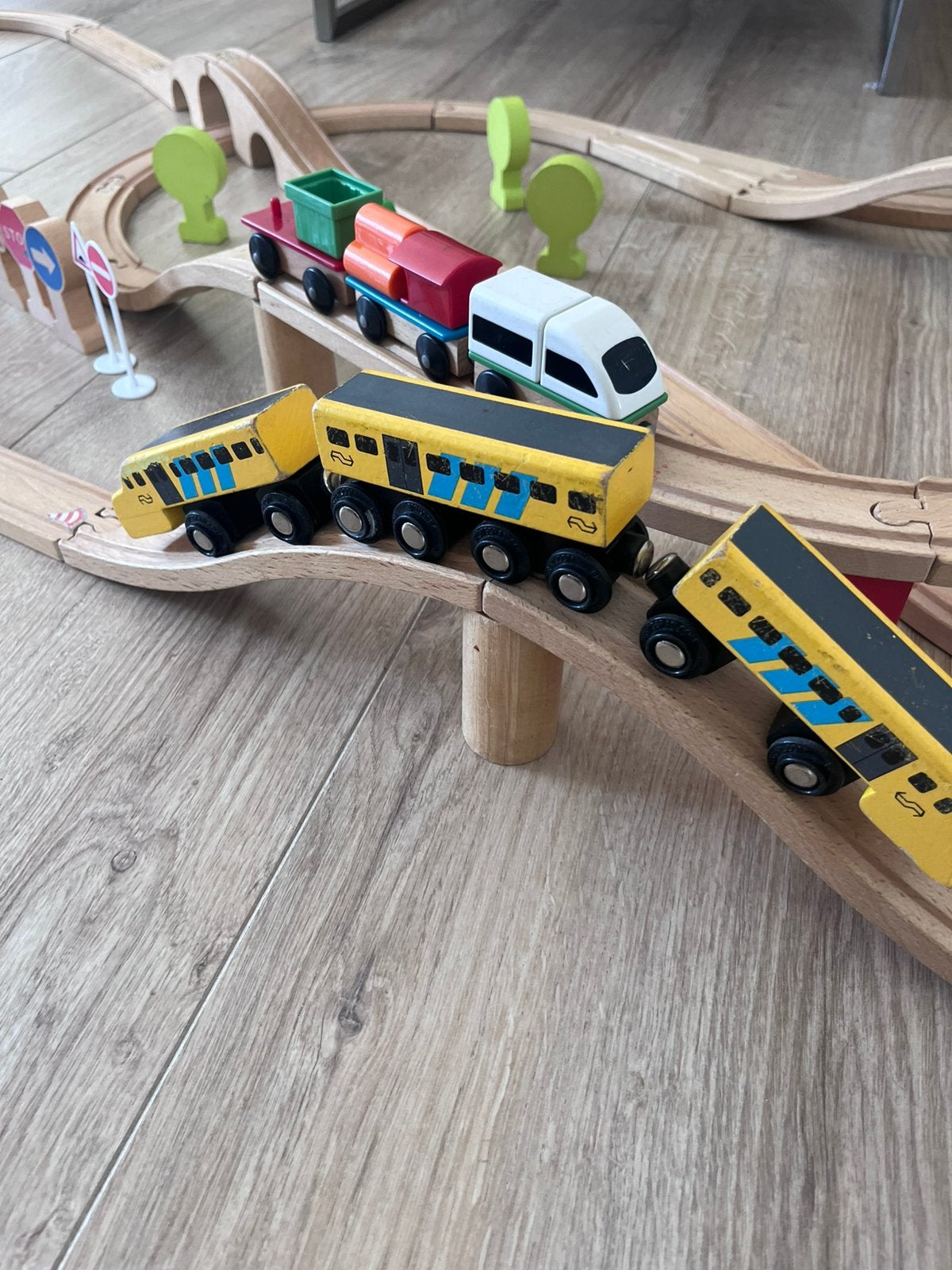 Grote houten treinbaan, Ophalen, Zo goed als nieuw