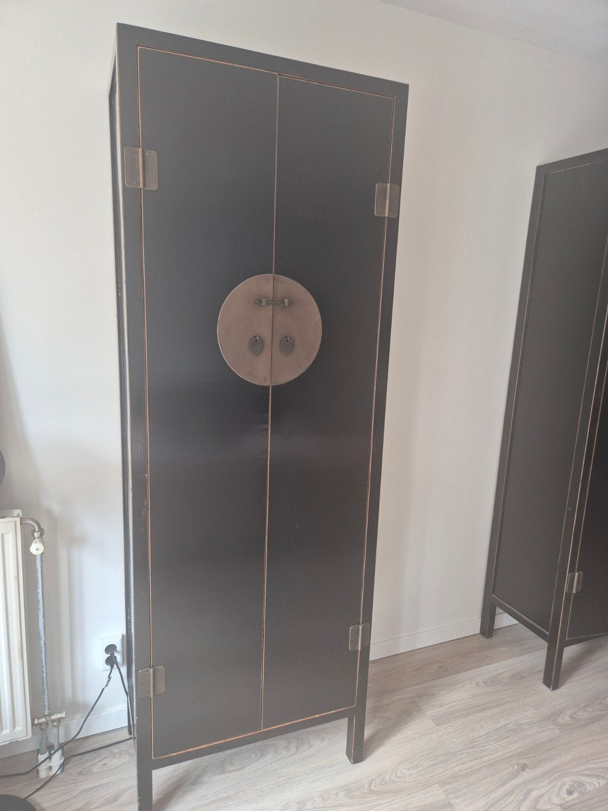 Zwarte Chinese kast met messing beslag, Ophalen, Gebruikt