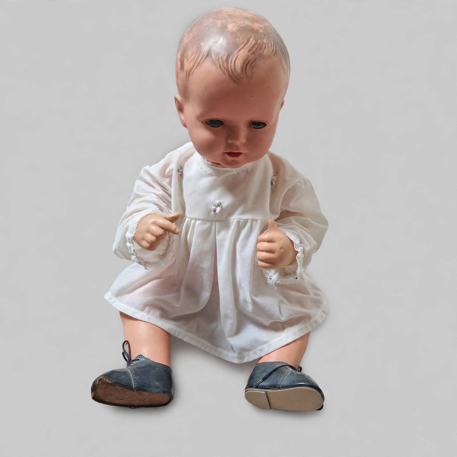 Antieke Schildkröt babypop, gemerkt T56, met kleding, Verzamelen, Ophalen of Verzenden, Gebruikt, Babypop