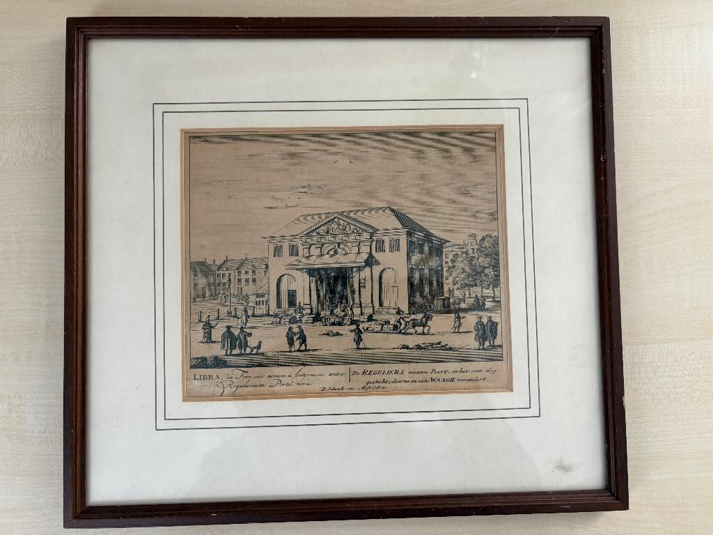 Gravure ingelijst P. Schenk 'De Regulierswaag' Amsterdam, Stadsgezicht, 17 cm, Gravure, 20 cm