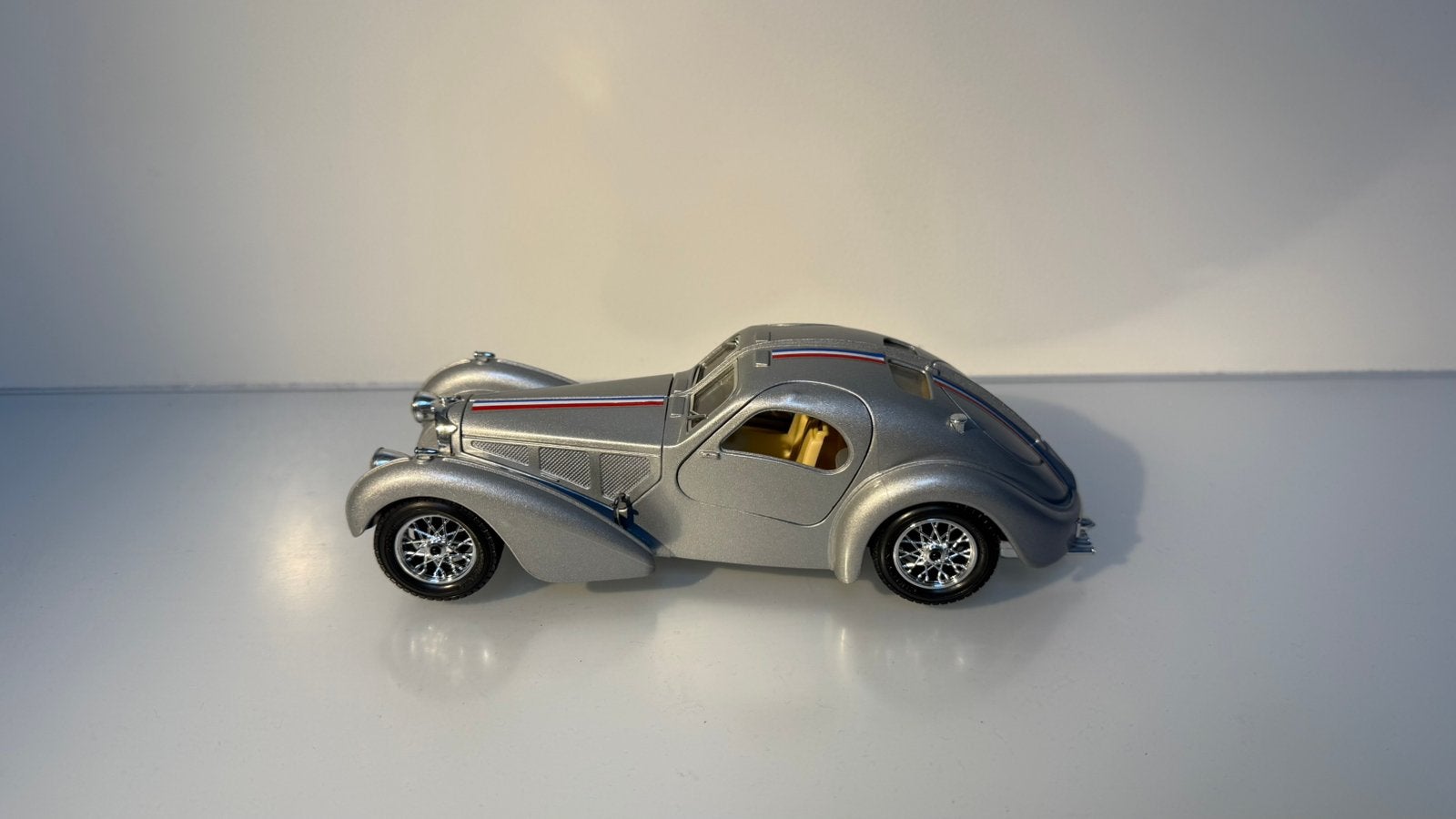 Bburago Bugatti Atlantic 1:24, Ophalen of Verzenden, Zo goed als nieuw, Auto, Bburago