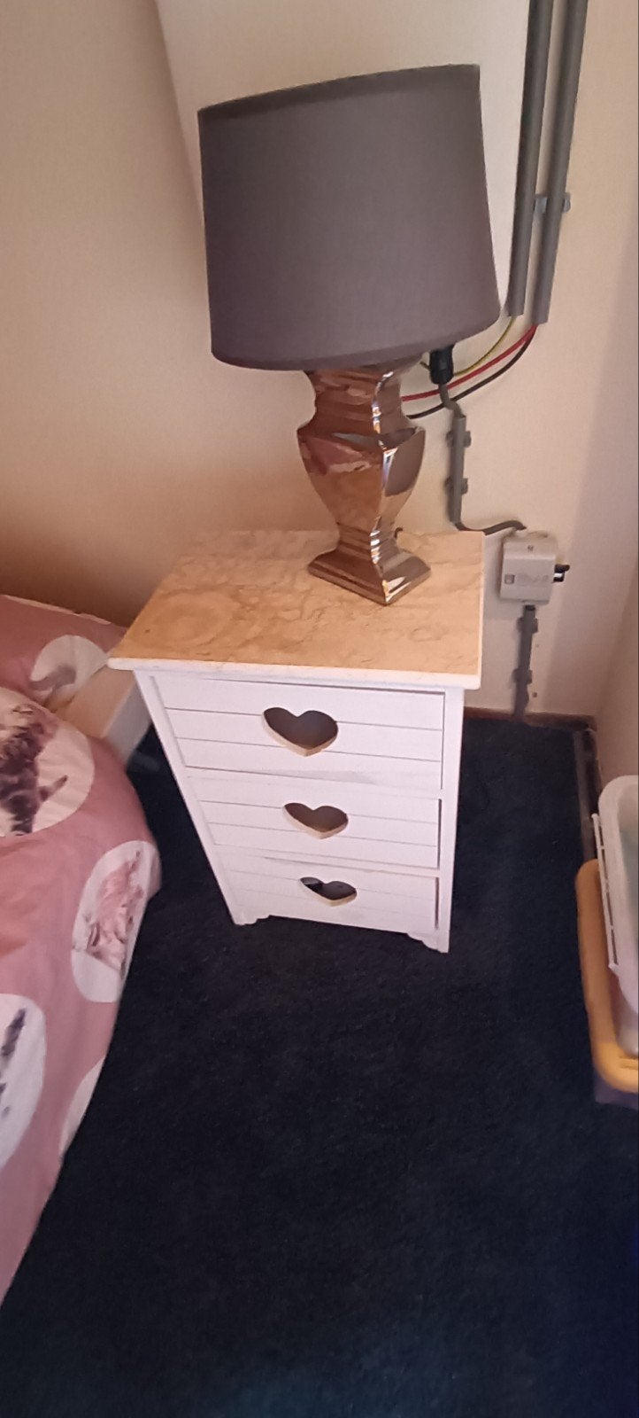 Nachtkastje met hartjes, wit met houten blad, Ophalen, Gebruikt, Minder dan 45 cm, 55 tot 70 cm