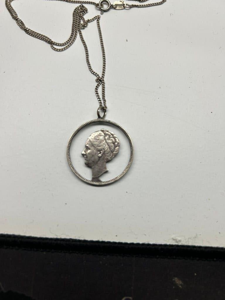 wilhelmina rijksdaalder uitgesneden, Overige voorstellingen, Ophalen of Verzenden, Zo goed als nieuw, Zilver