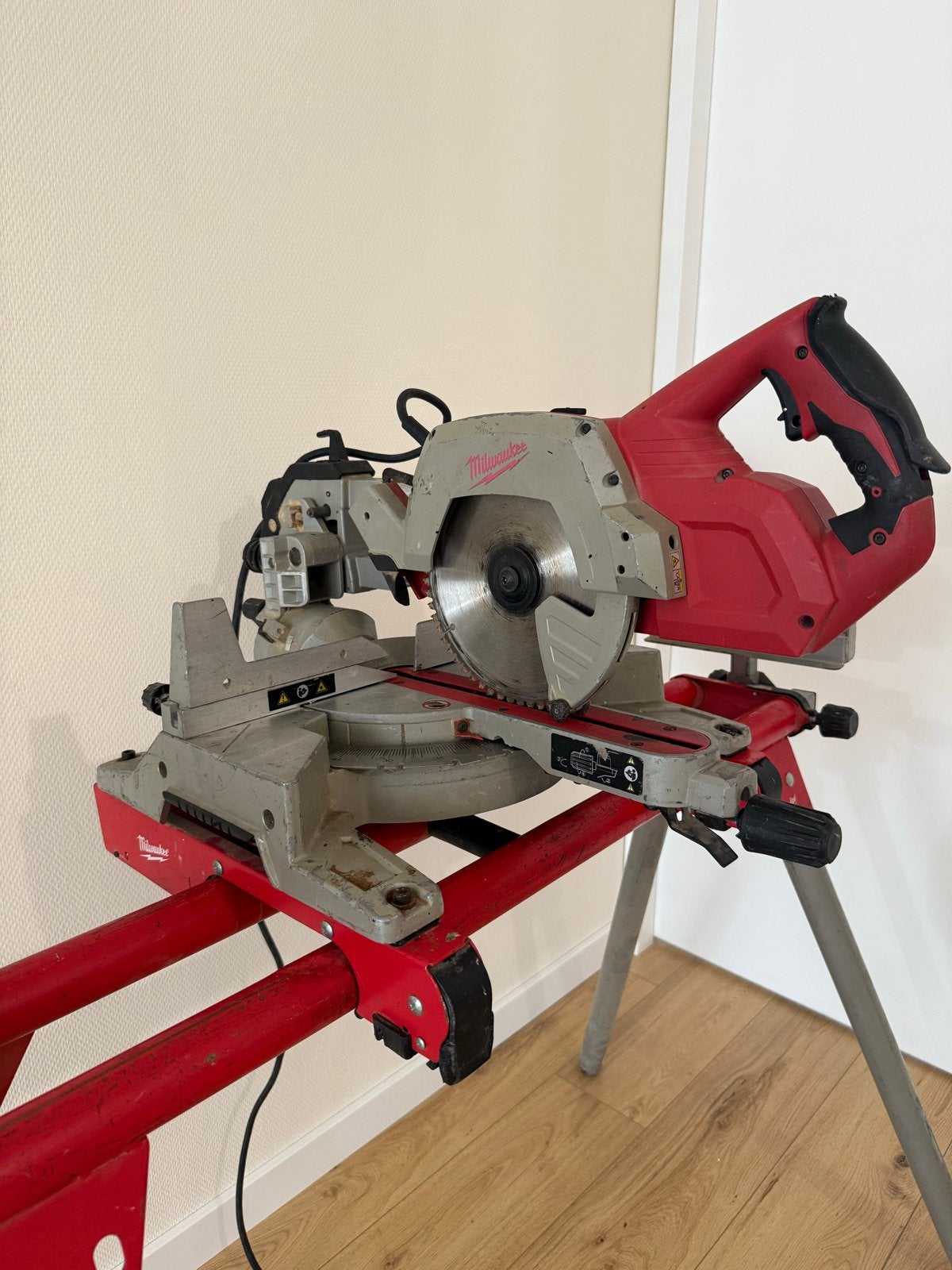 Milwaukee MS 216 SB Afkortzaag met onderstel, Doe-het-zelf en Verbouw, Ophalen, Gebruikt, 70 mm of meer, Afkortzaag