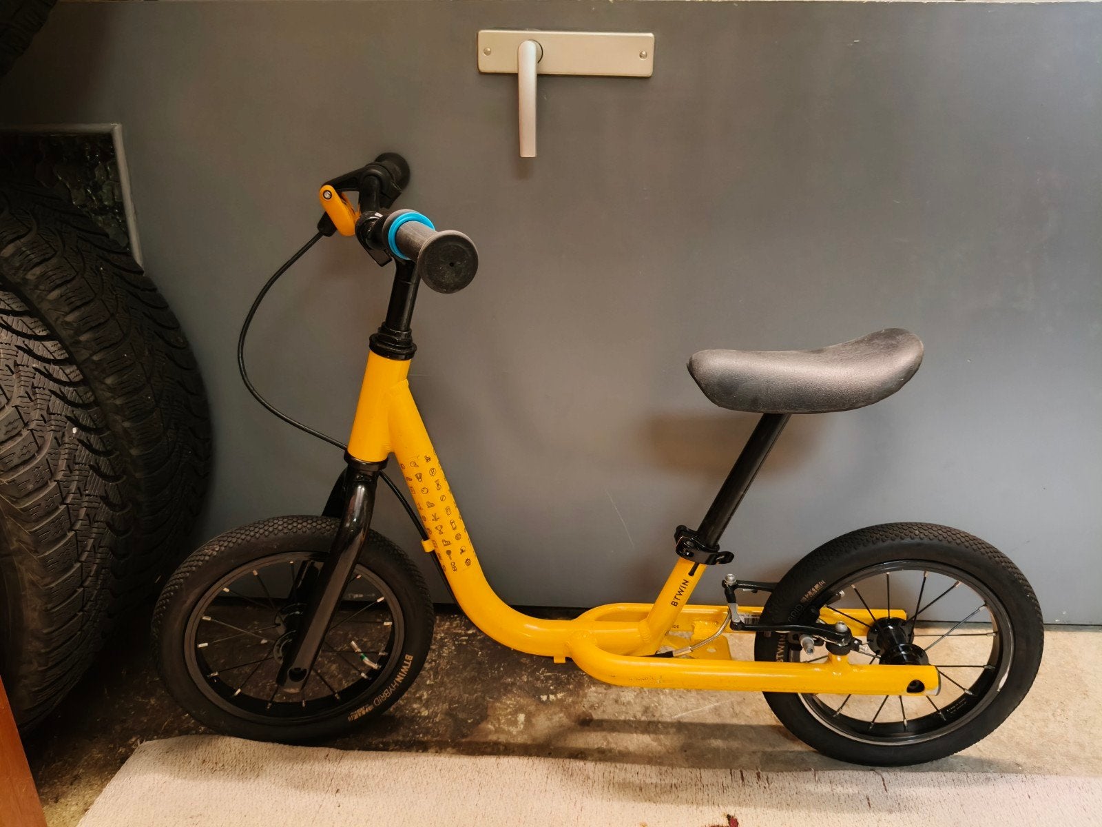 Gele B'Twin loopfiets voor kinderen, Fietsen en Brommers, Ophalen, Gebruikt, Velgrem, Minder dan 16 inch