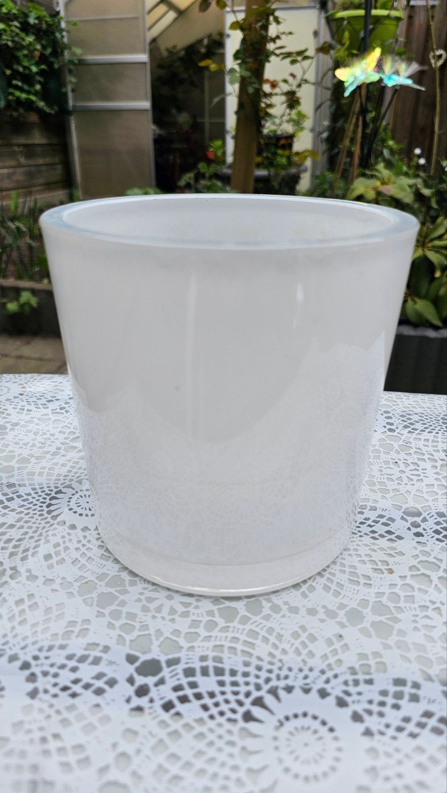 Witte glazen bloempot /

decoratieve plantenpot, Overige materialen, Rond, Ophalen of Verzenden, Minder dan 40 cm